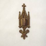 Ensemble élégant de trois appliques murales en bronze doré de style gothique français.