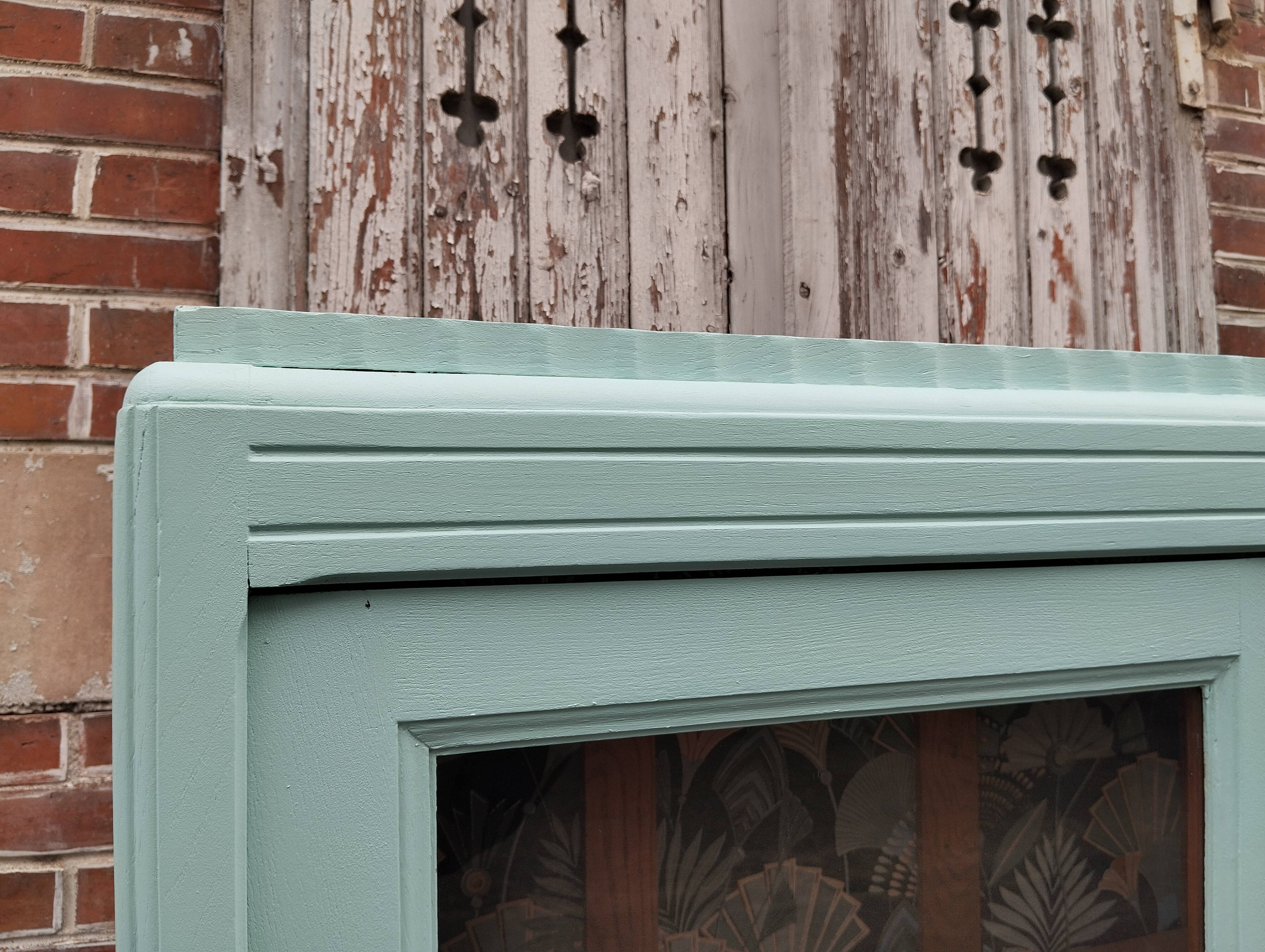 Parisian showcase cabinet year 30