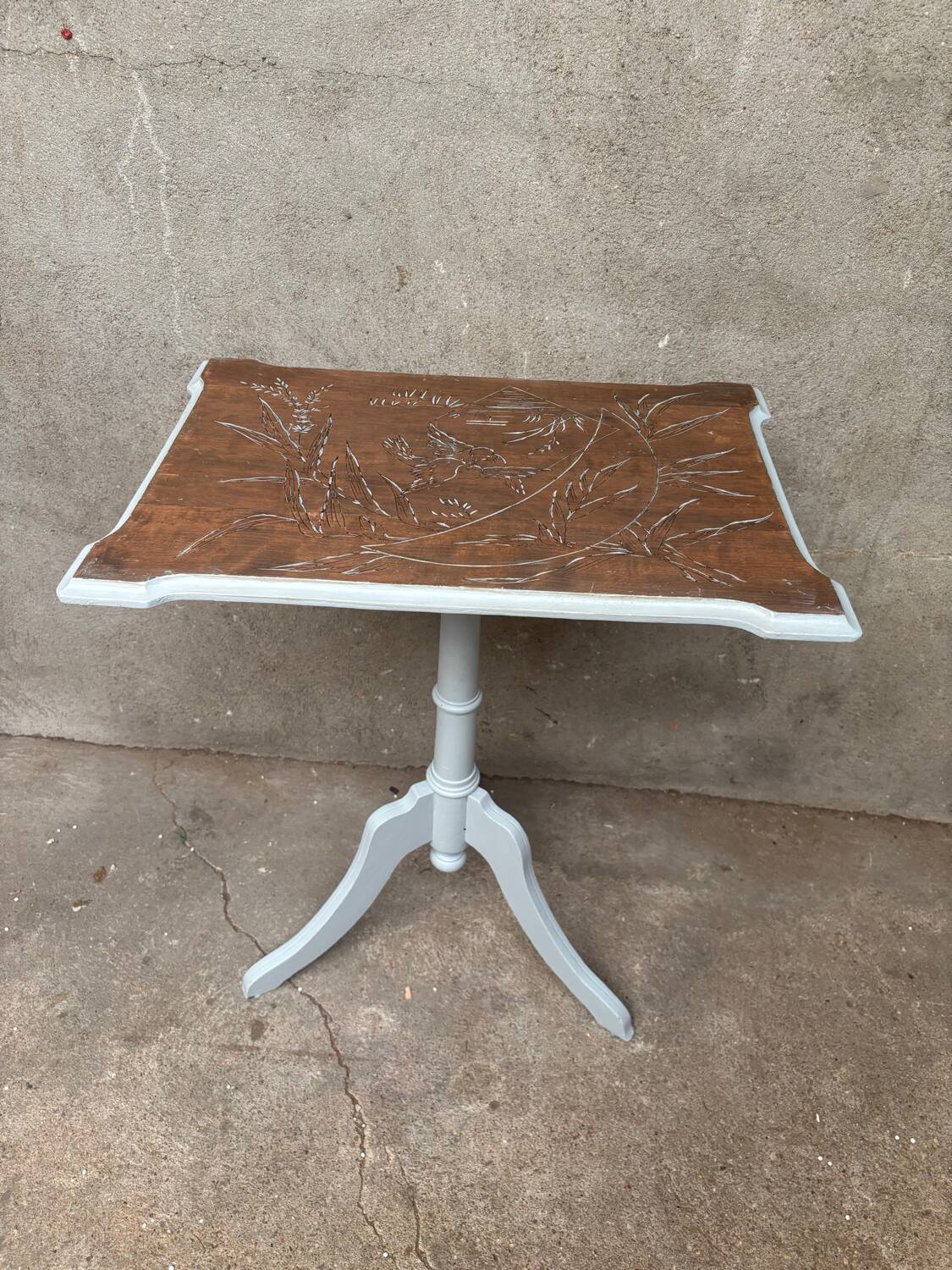 Antique pedestal table with engraved wooden top (birds) and sky blue base