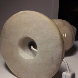 Pied de lampe en onyx joliment sculpté, avec 3 bagues en laiton