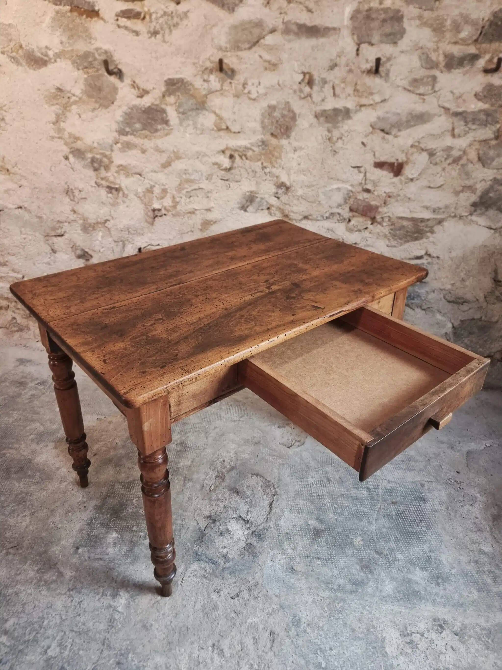 Table française ancienne en noyer – Table de cuisine ou bureau du XIXe siècle avec tiroir (100 × 64 × 74 cm)