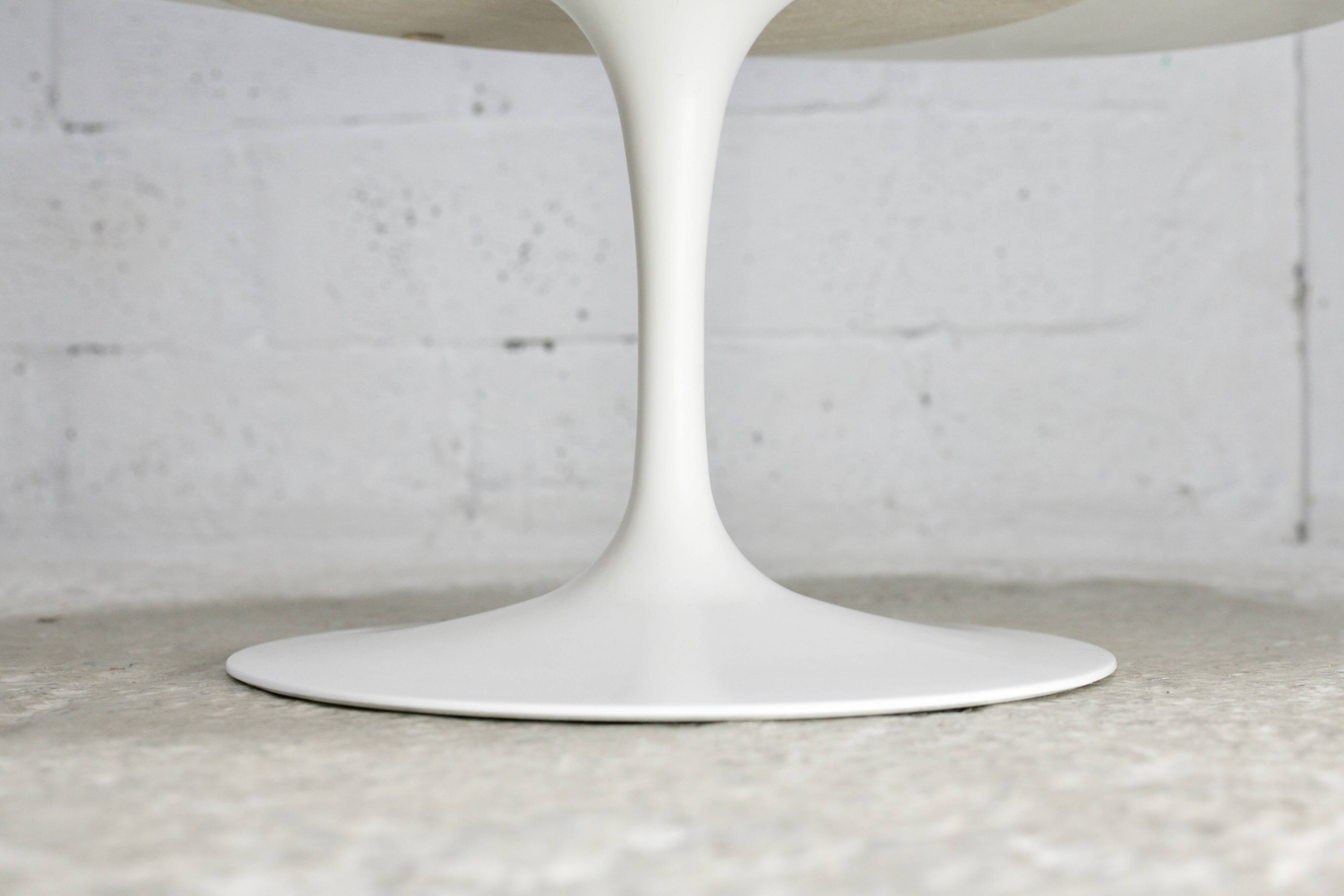 Knoll coffee table, Eero Saarinen, "tulip" model, white melamine wood. Signed, USA, circa 1960