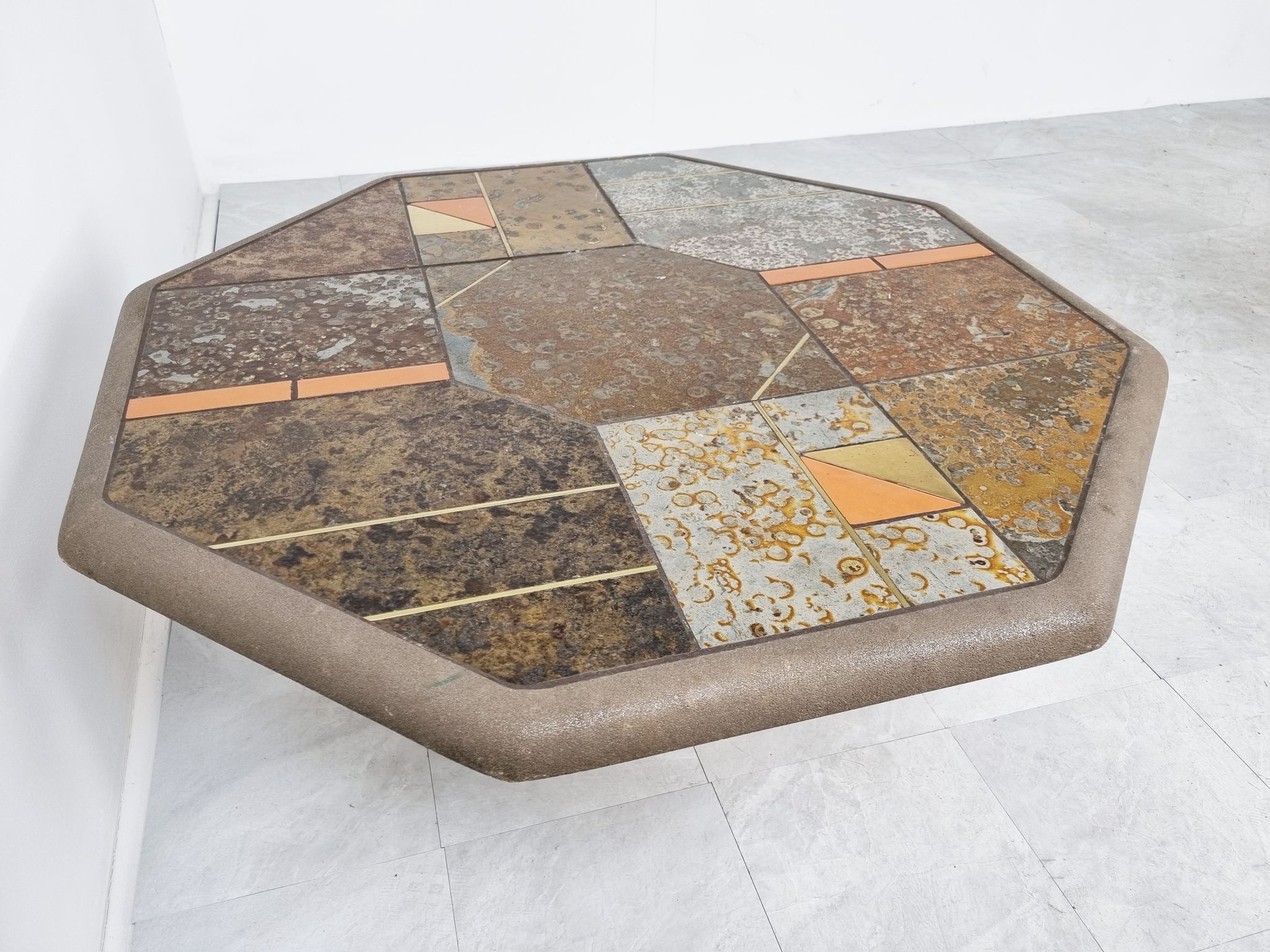 Table basse en ardoise brutaliste, années 1970