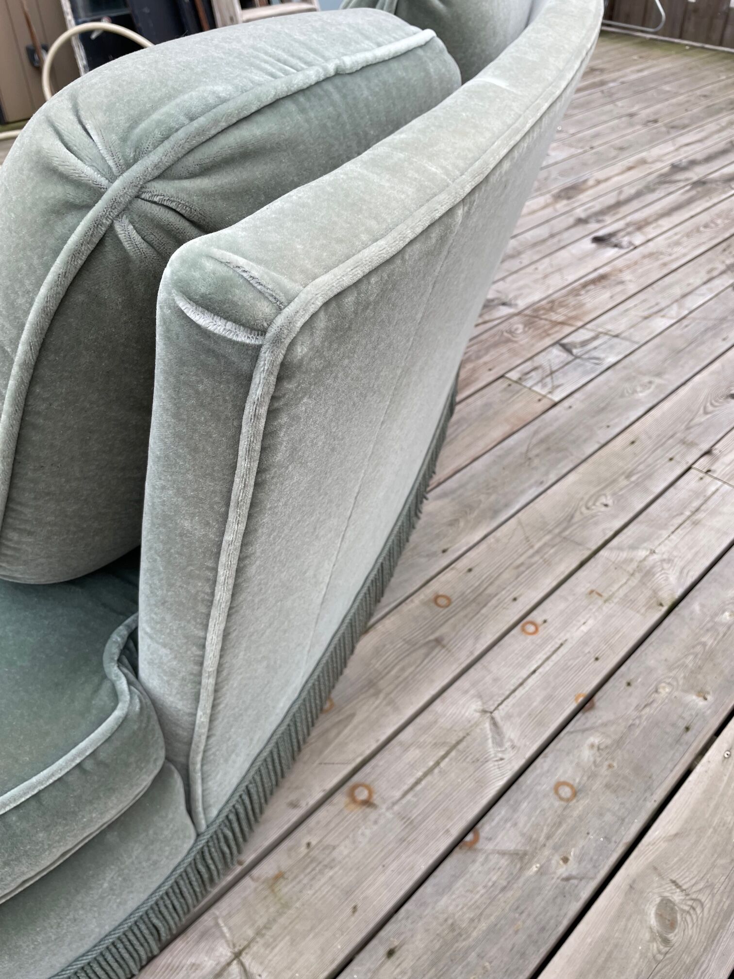 Rounded sofa with fringes