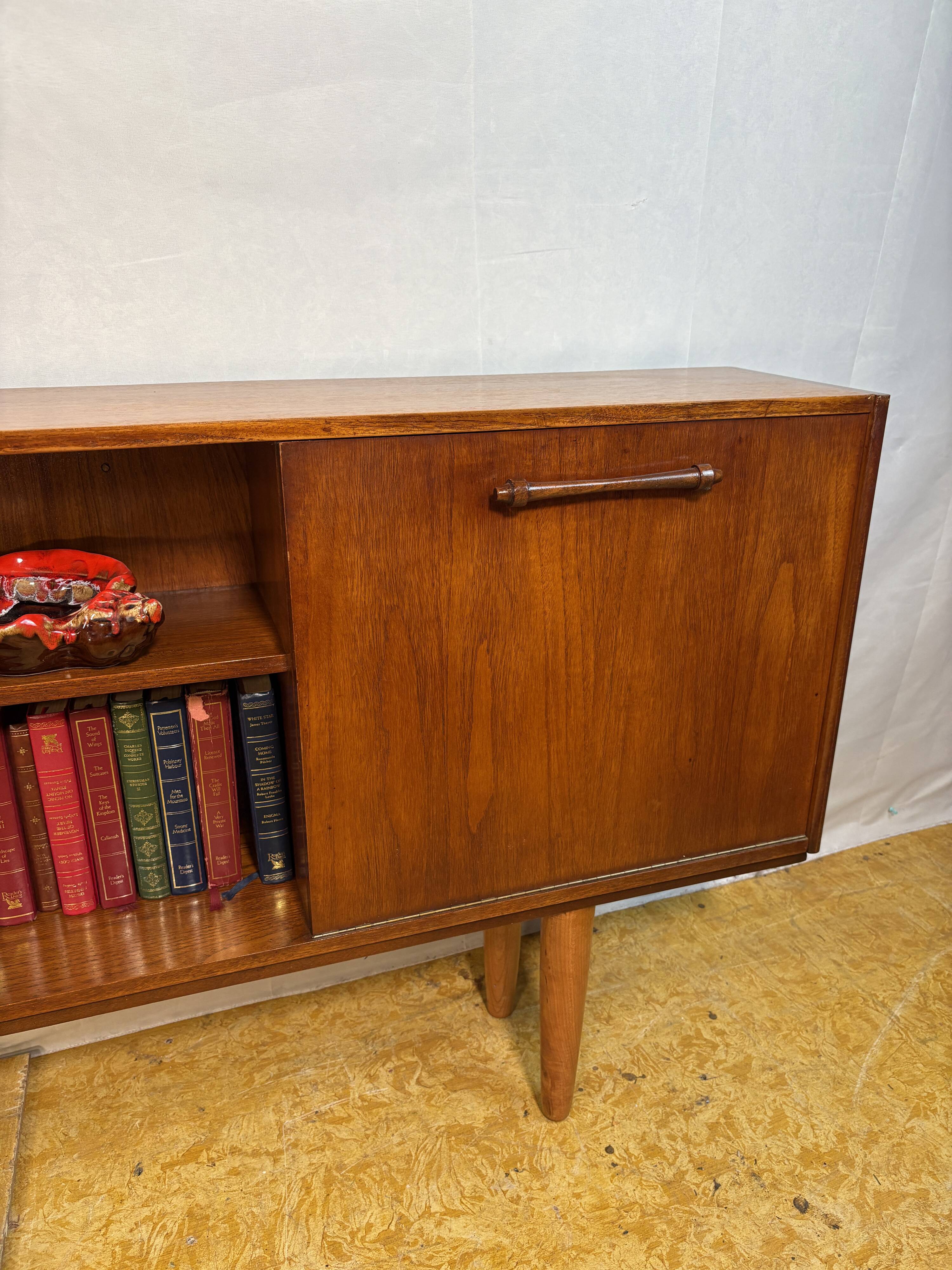 Buffet/bibliothèque mince en teck style rétro vintage milieu du siècle, abattant style cocktail, années 1960