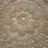 Napperon rond crocheté en coton grège