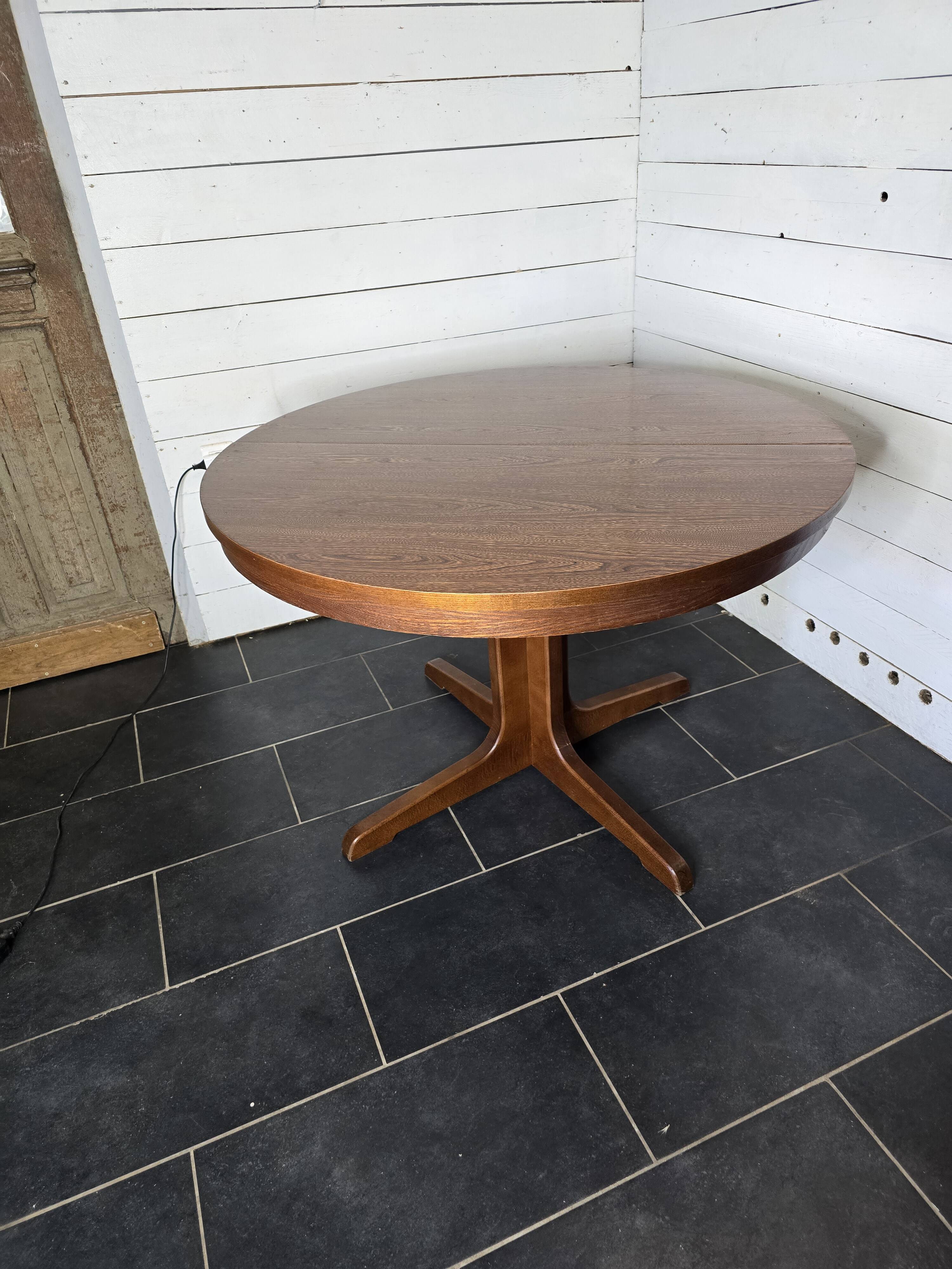 Vintage extendable round table from the 60s