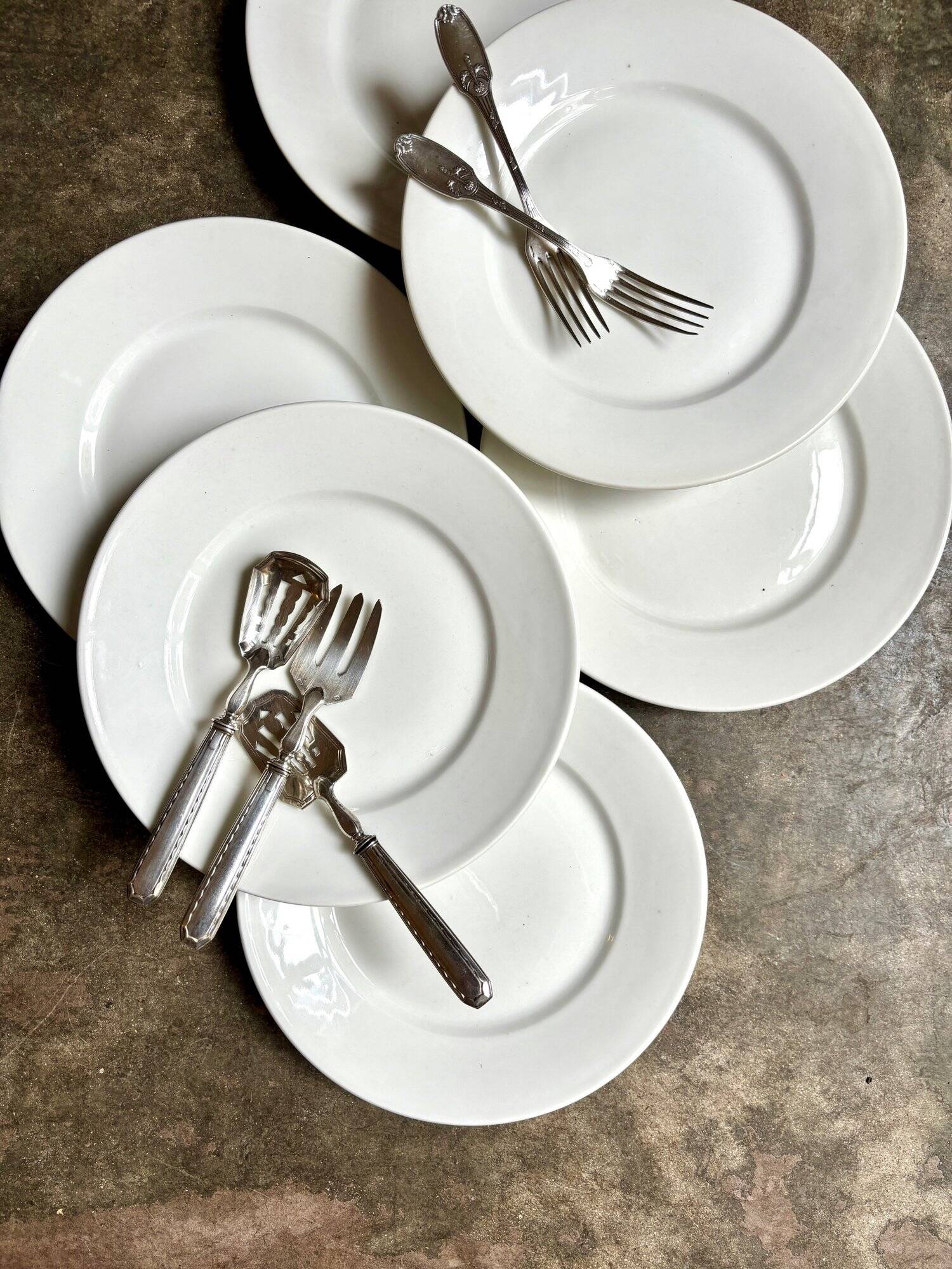 6 white porcelain flat plates