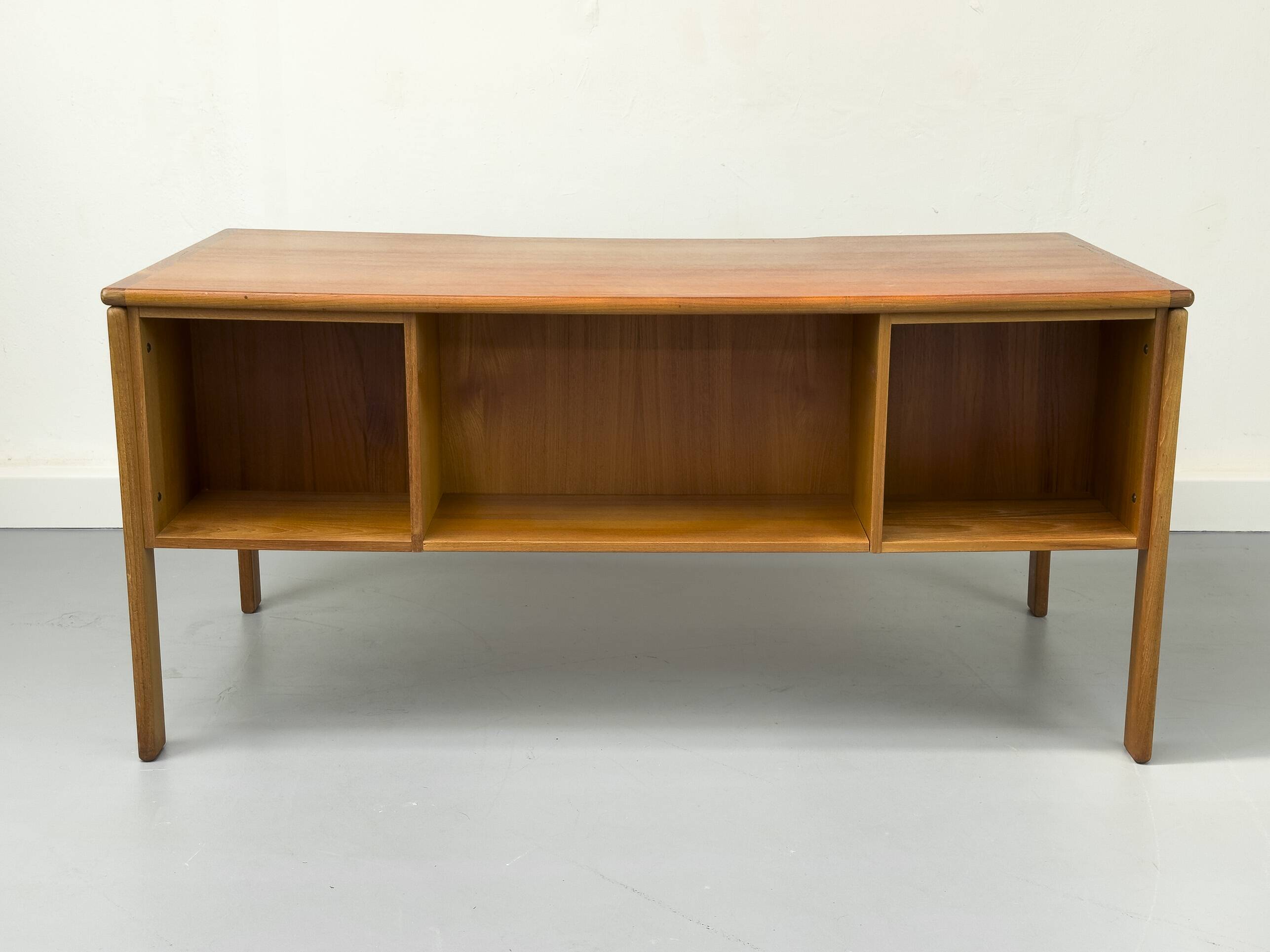 Bureau danois en teck avec porte et tiroirs par Bornholm, années 1970