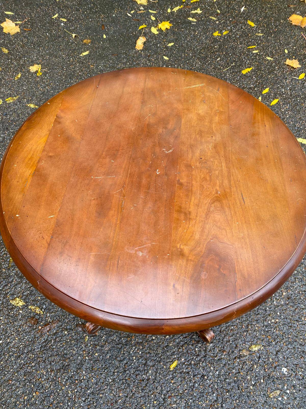 Round side table with a central pedestal in solid wood