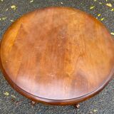 Round side table with a central pedestal in solid wood
