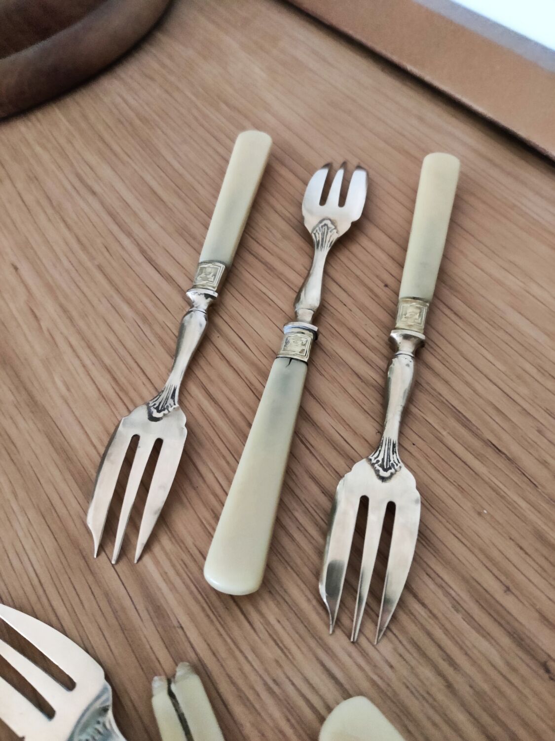6 dessert forks