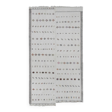 Textile brodé main vintage