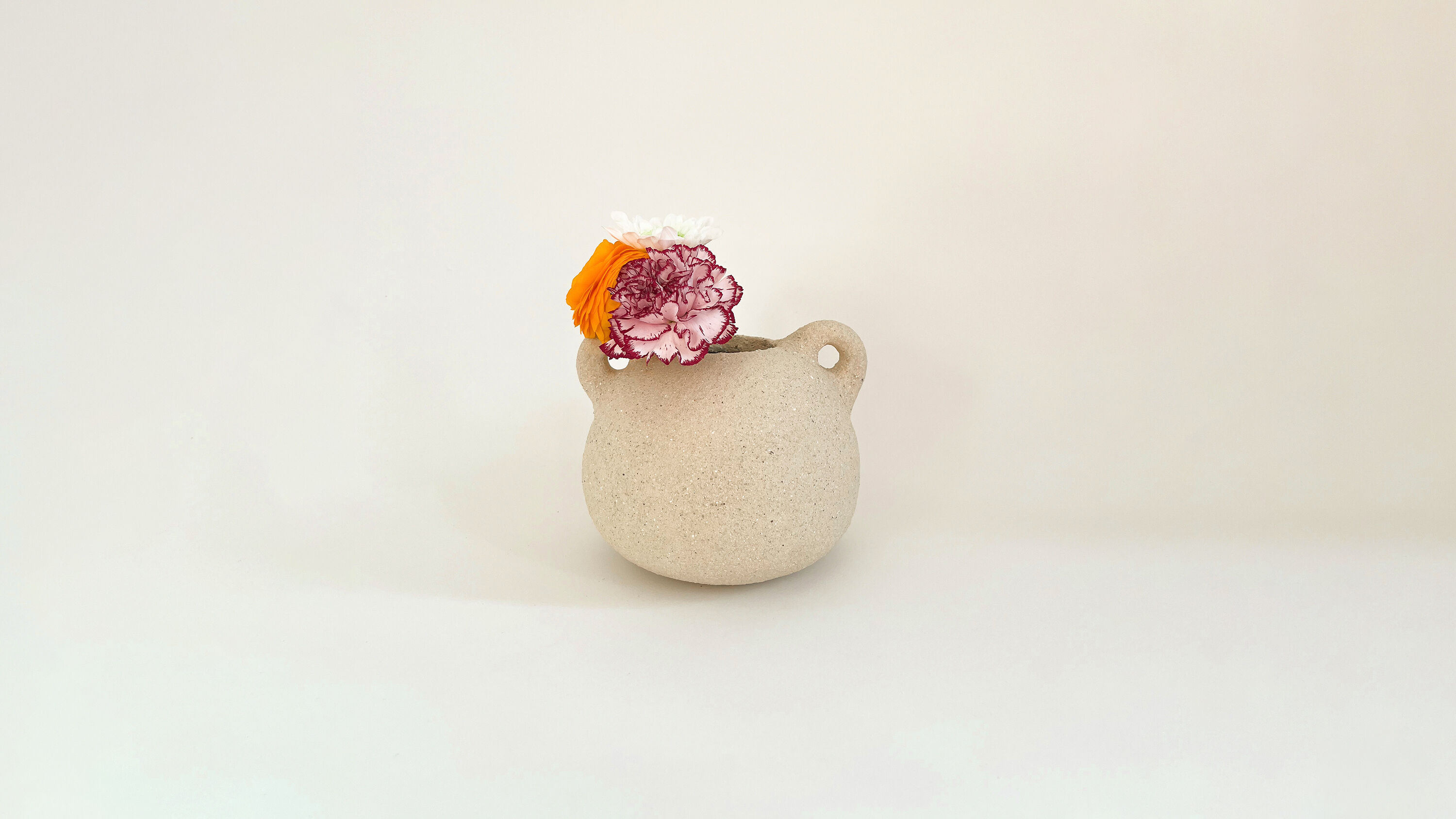 “Bouboulita” vase in beige stoneware