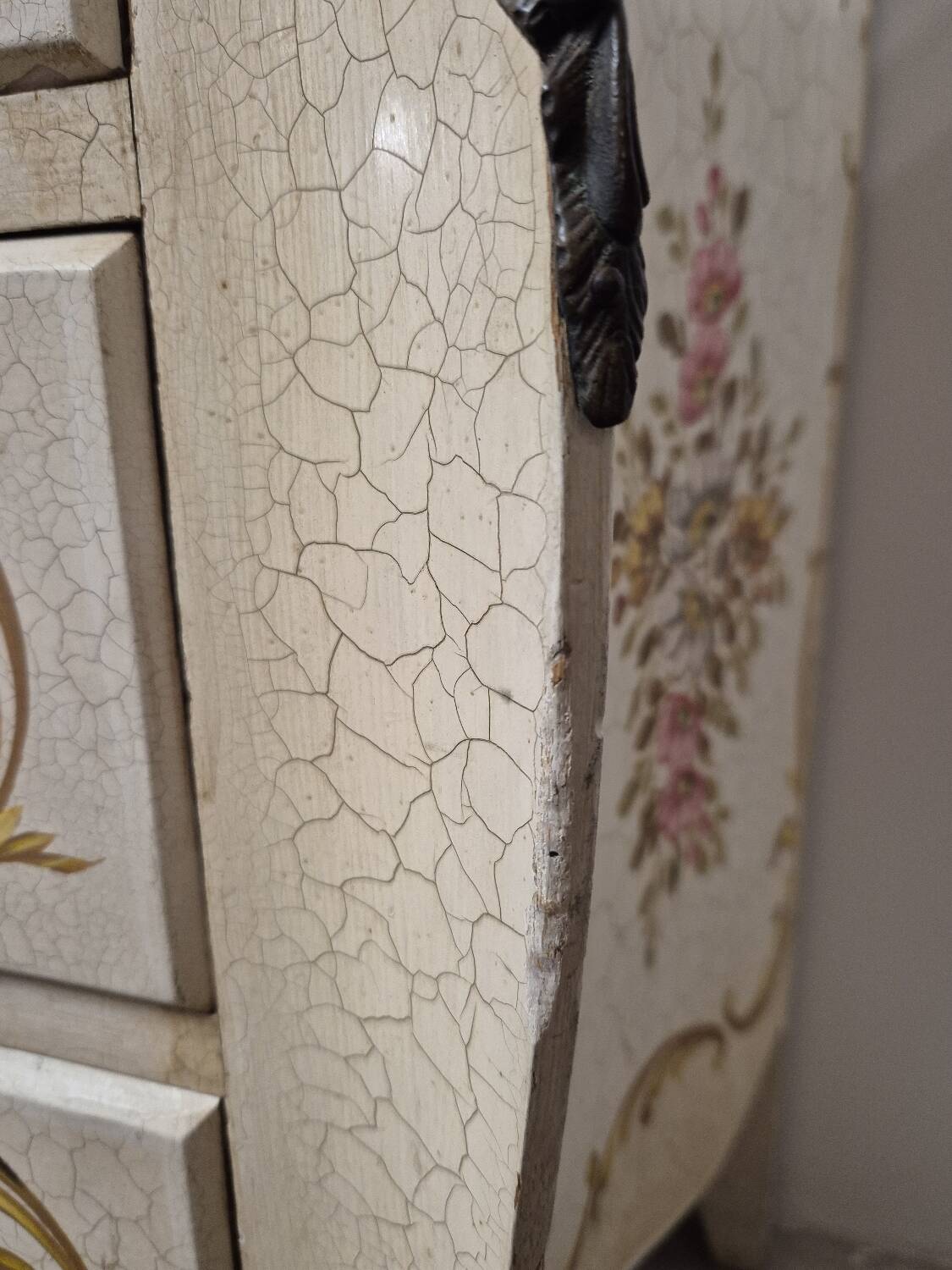 Louis XV style chest of drawers painted with flowers, Italian manufacture