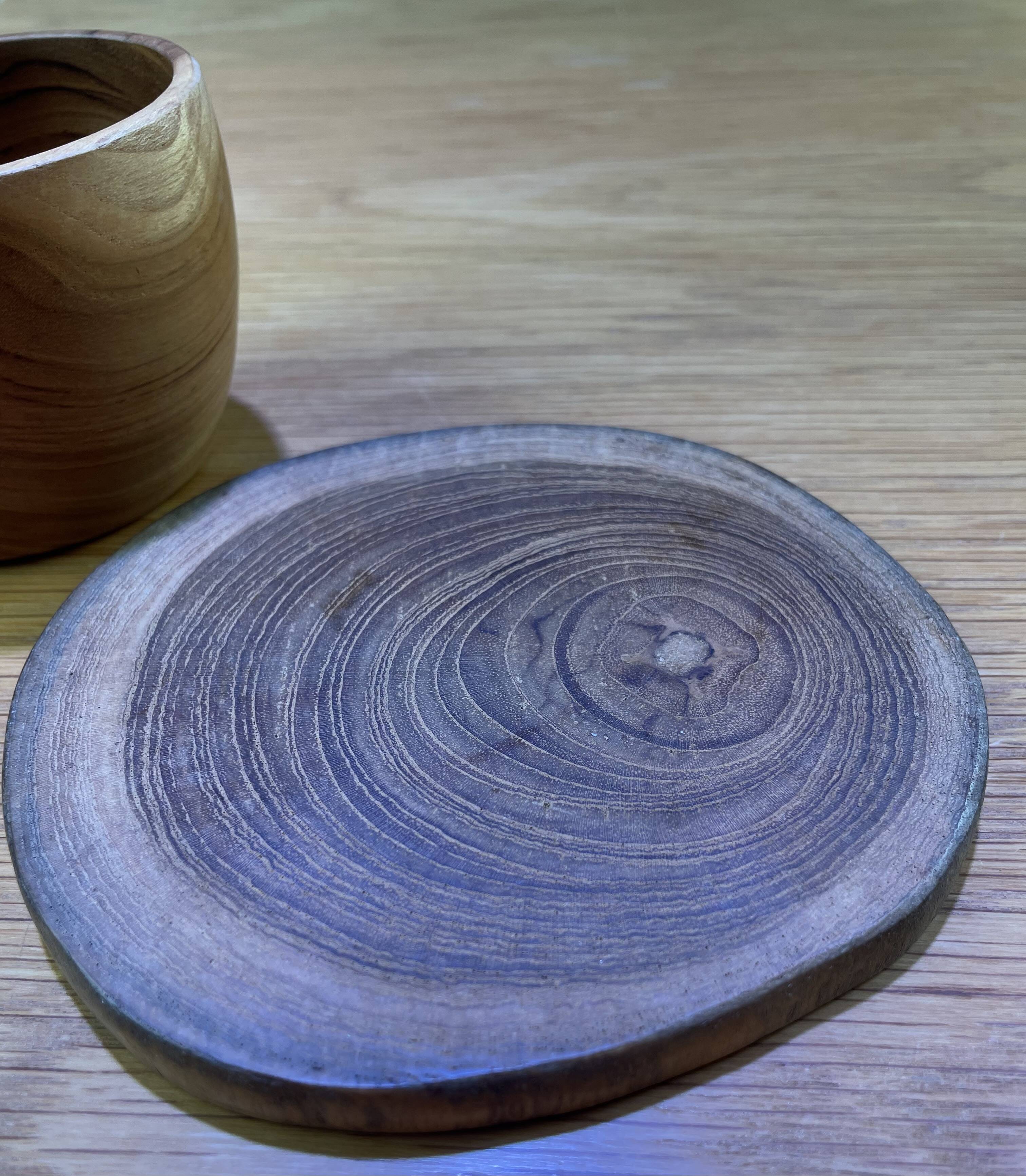 Service de tasses en bois avec soucoupes