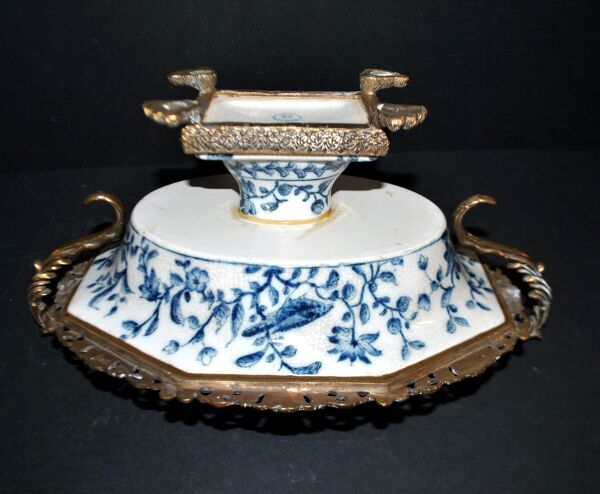 Coupe sur pied, centre de table en porcelaine fleurie bleu de Chine et monture en bronze