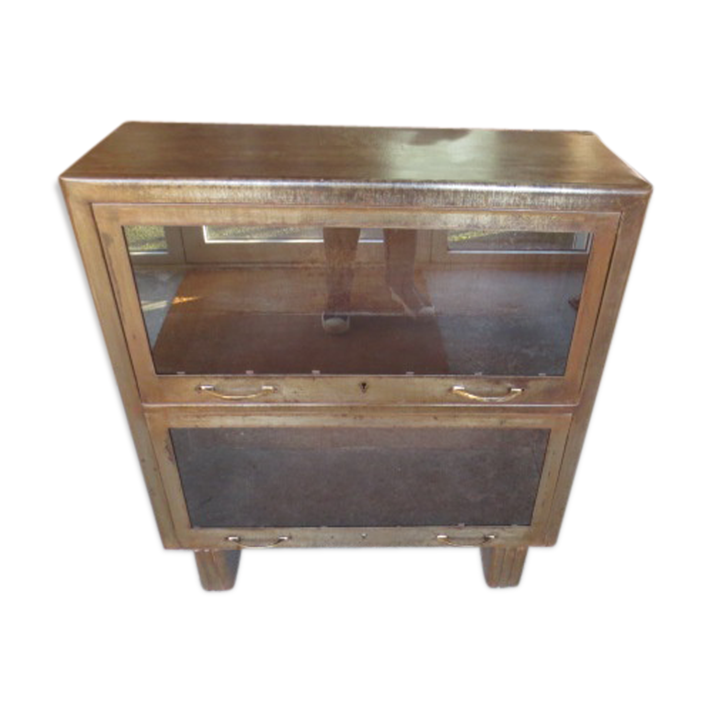 Meuble de rangement métallique avec vitres