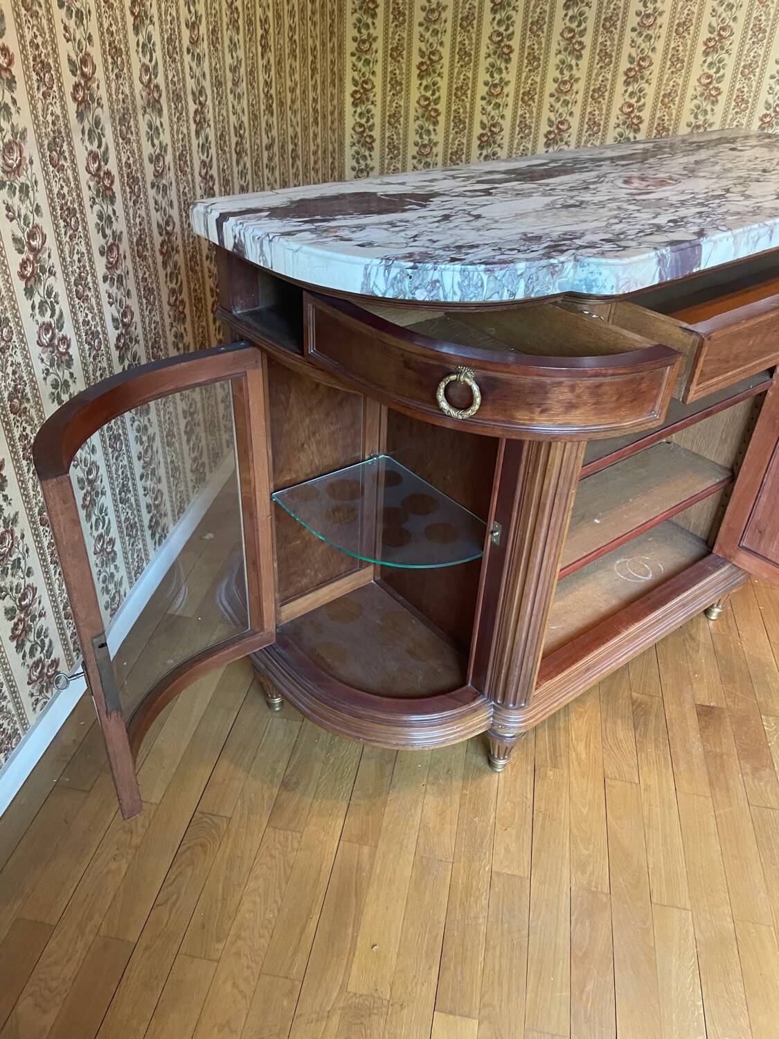 Meuble d’appui Louis XVI en bois précieux, marbre et vitrine – Haentgès Frè