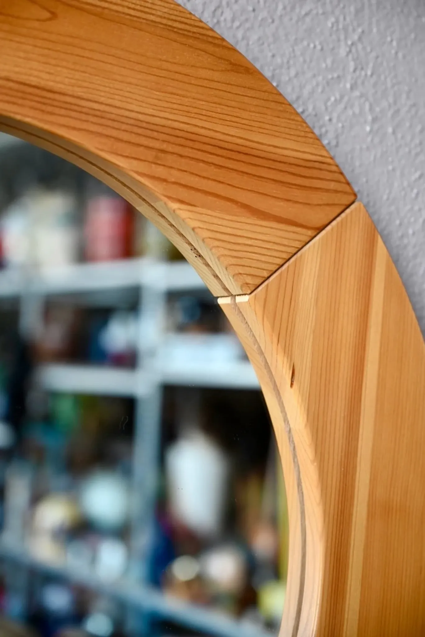 Vintage Scandinavian round wall mirror in solid pine from the 60s-70s.