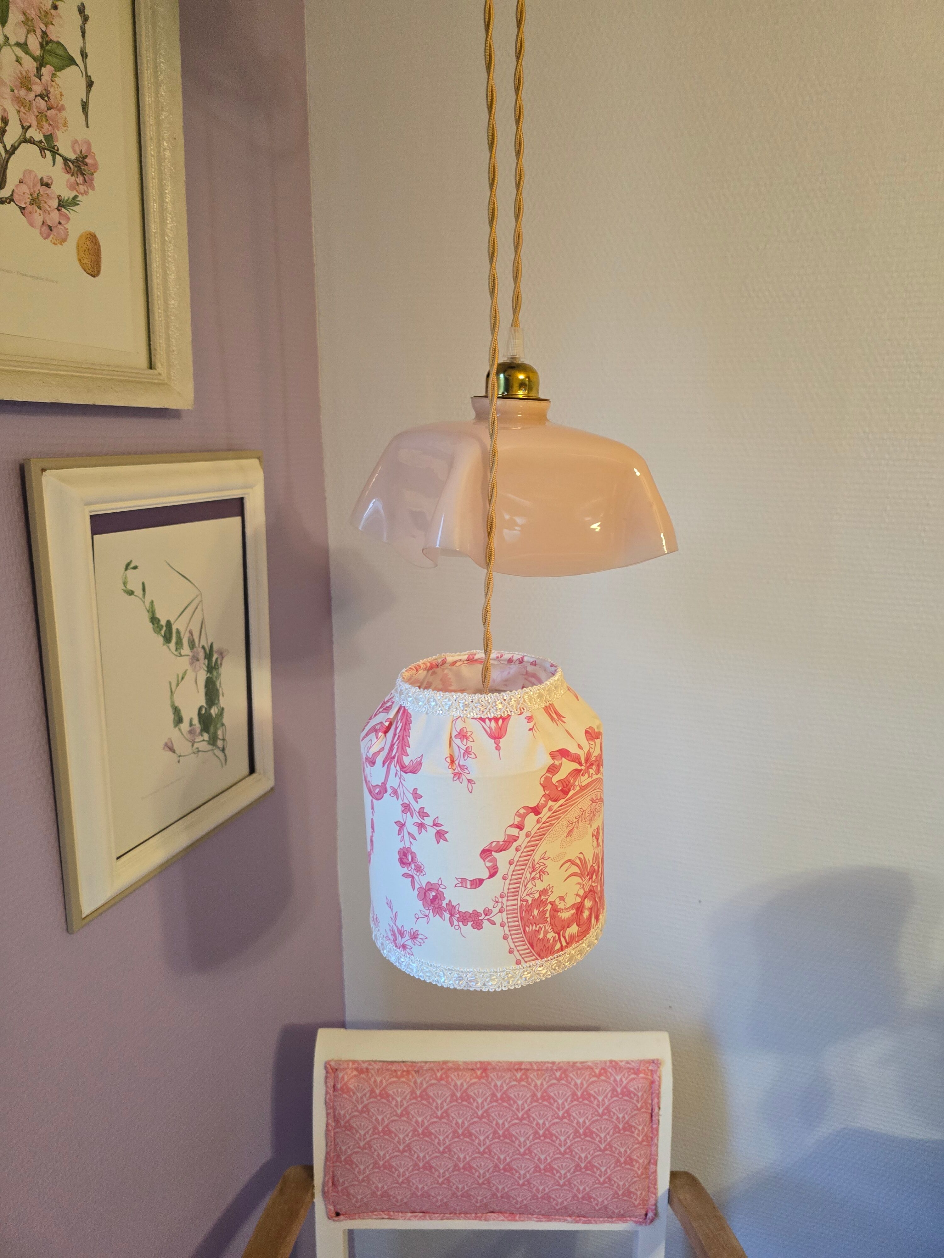 Suspension abat jour en toile de Jouy et opaline drapée rose