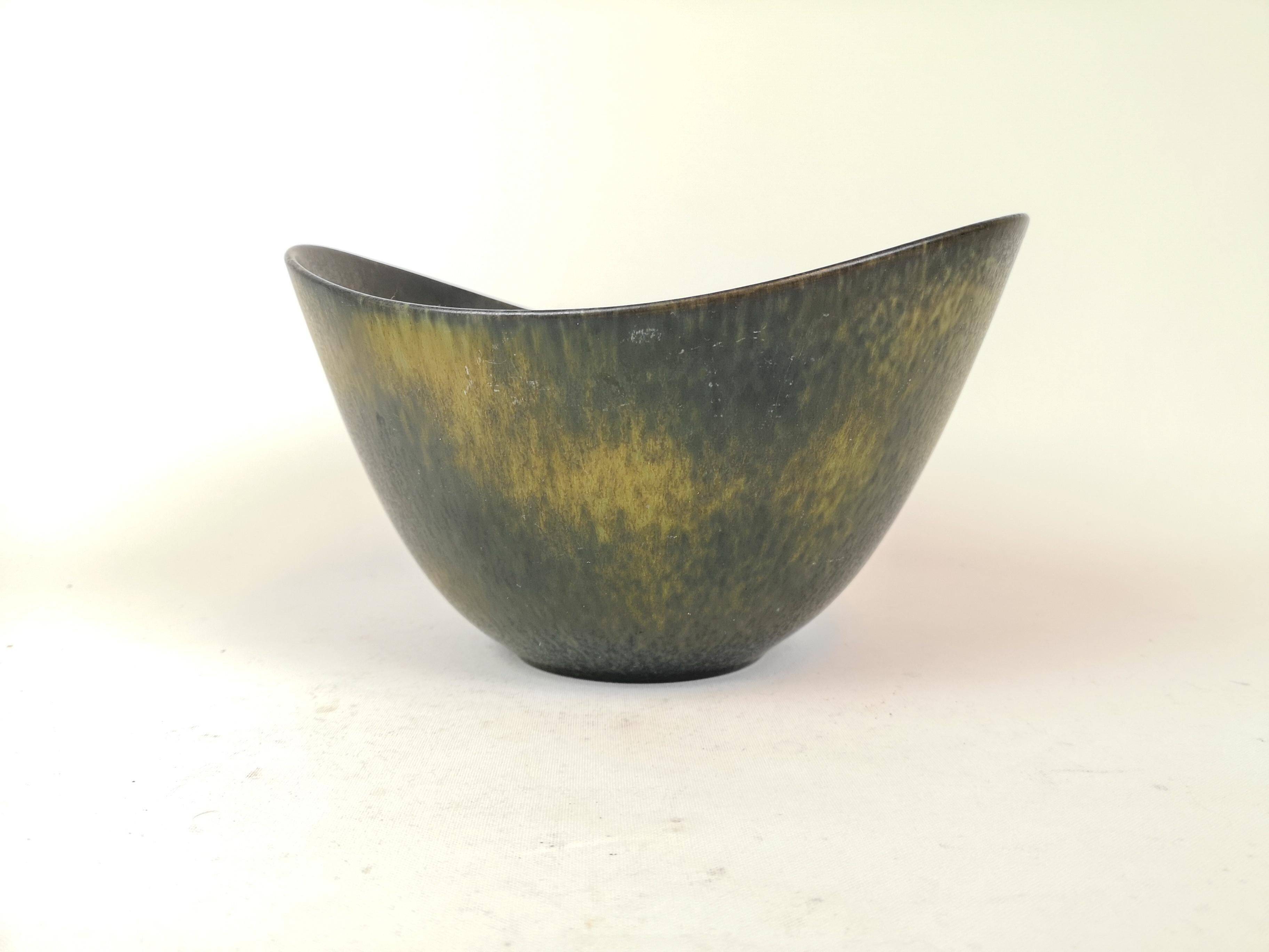 Large modern mid-century ceramic bowl Rörstrand AXK Gunnar Nylund, Sweden, 1950s.