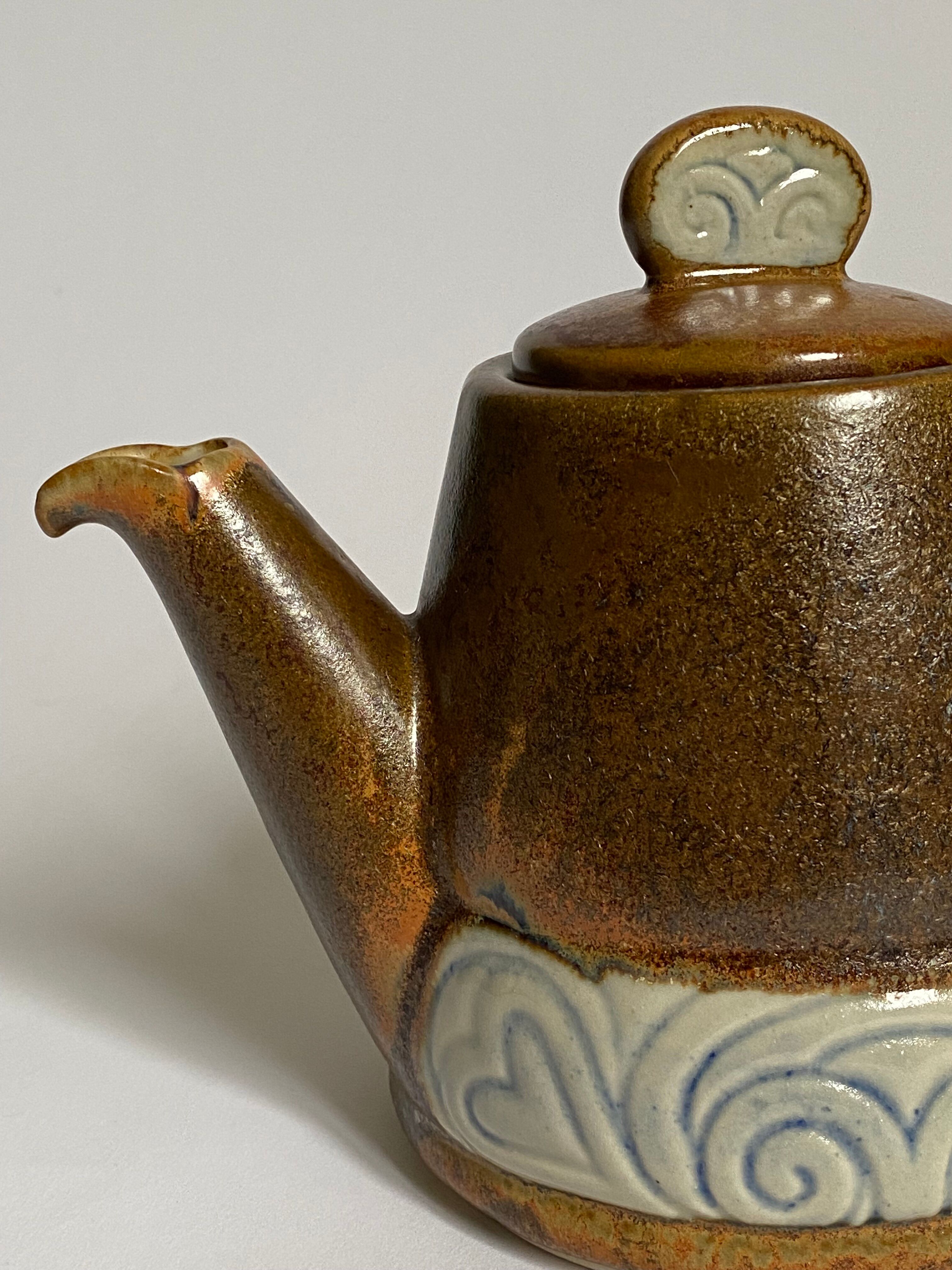 Theiere and milk jar thereof