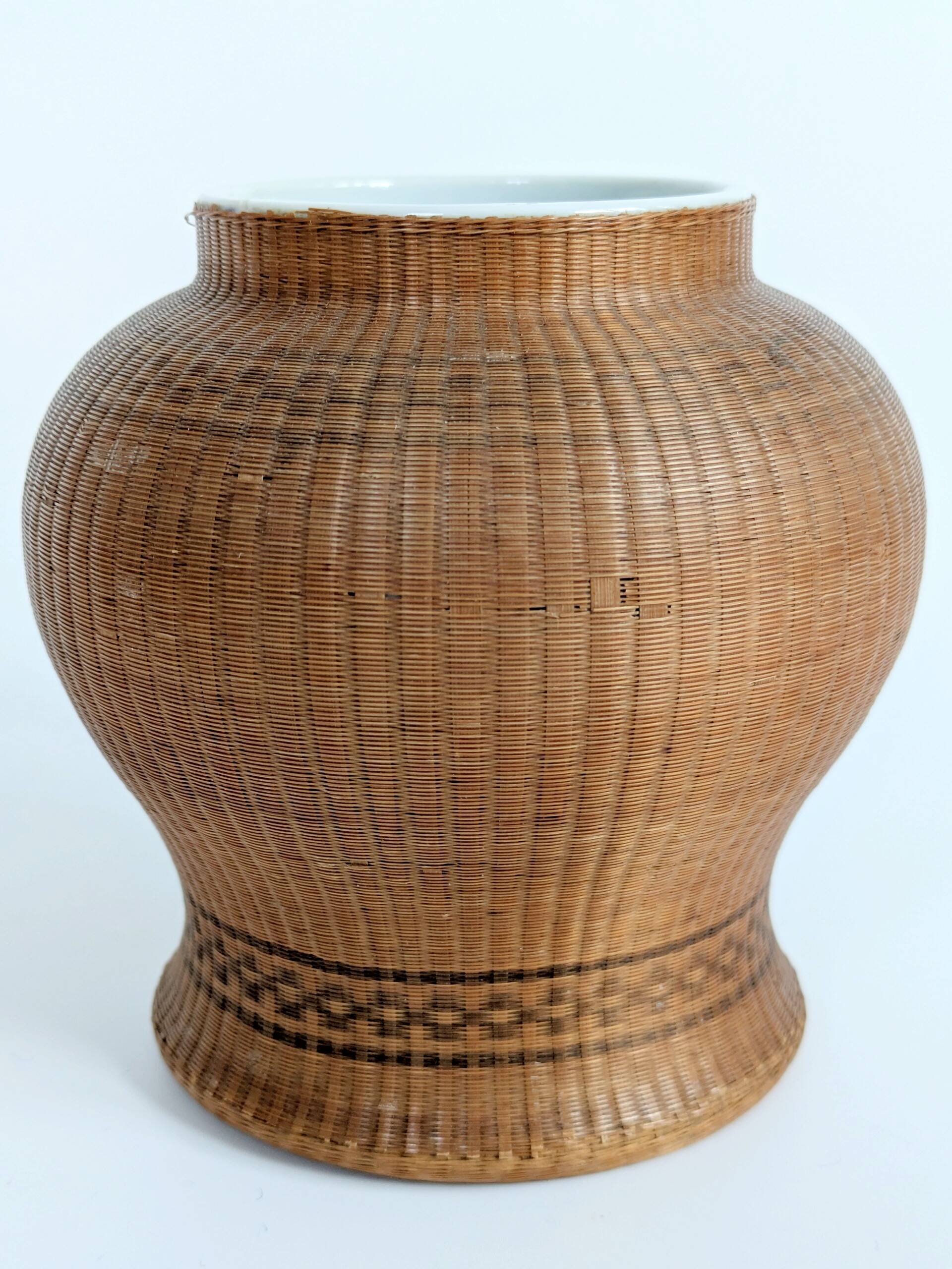 Pair of vintage Chinese vases in porcelain and woven bamboo.