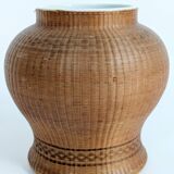 Pair of vintage Chinese vases in porcelain and woven bamboo.