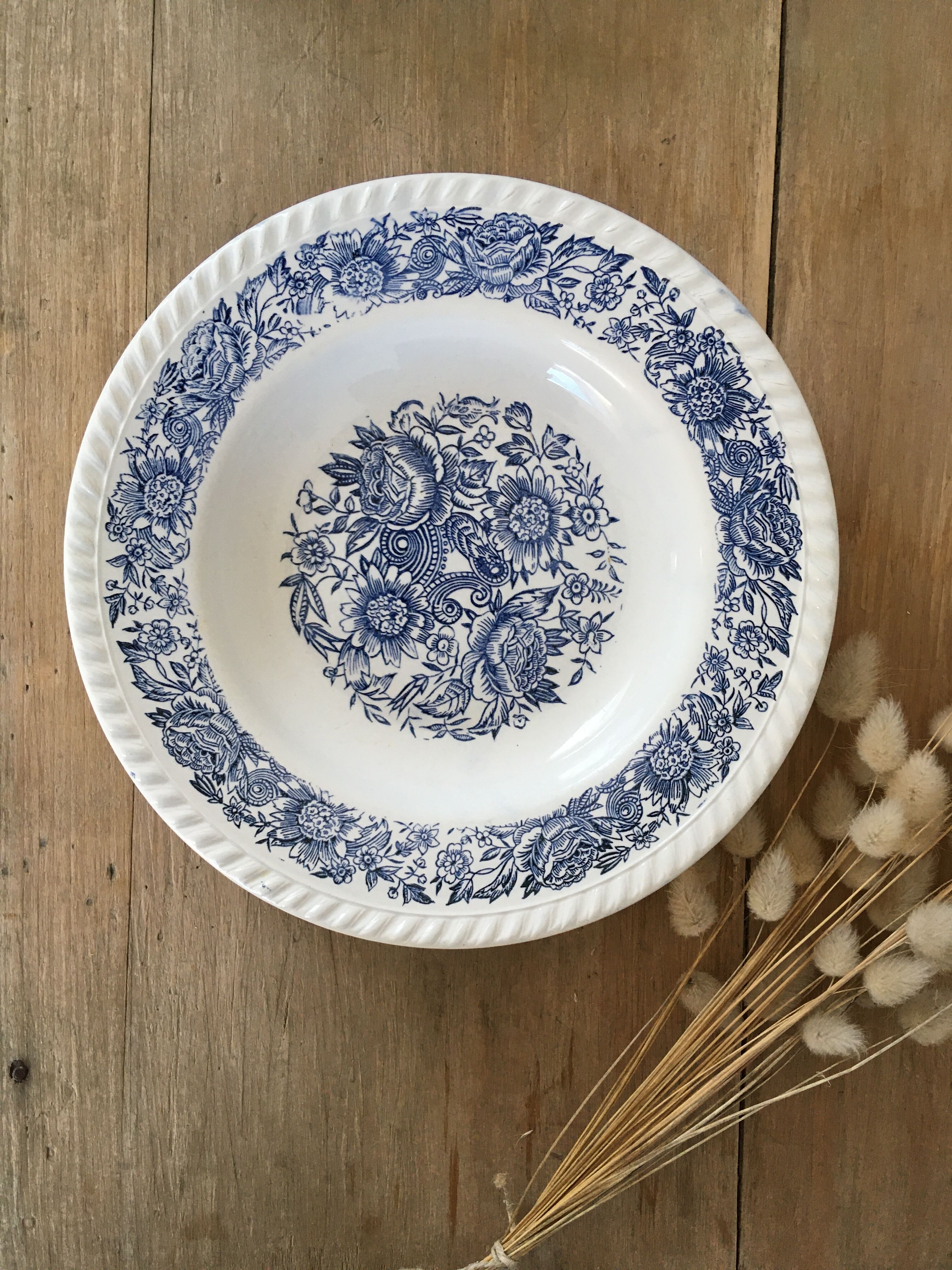 Hollow plates blue flowers