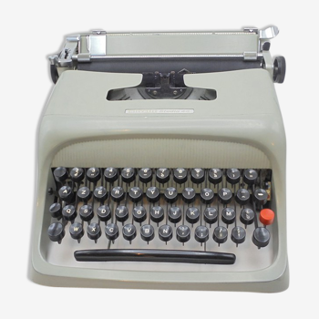 Machine à écrire Olivetti Studio 44