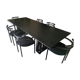 Table de salle à manger noire, en bois, rectangle avec chaises rembourrées.