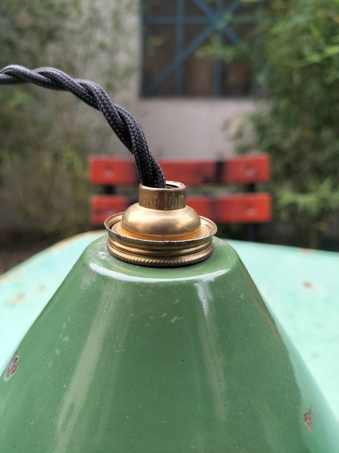 2 suspensions with enamelled sheet metal cones