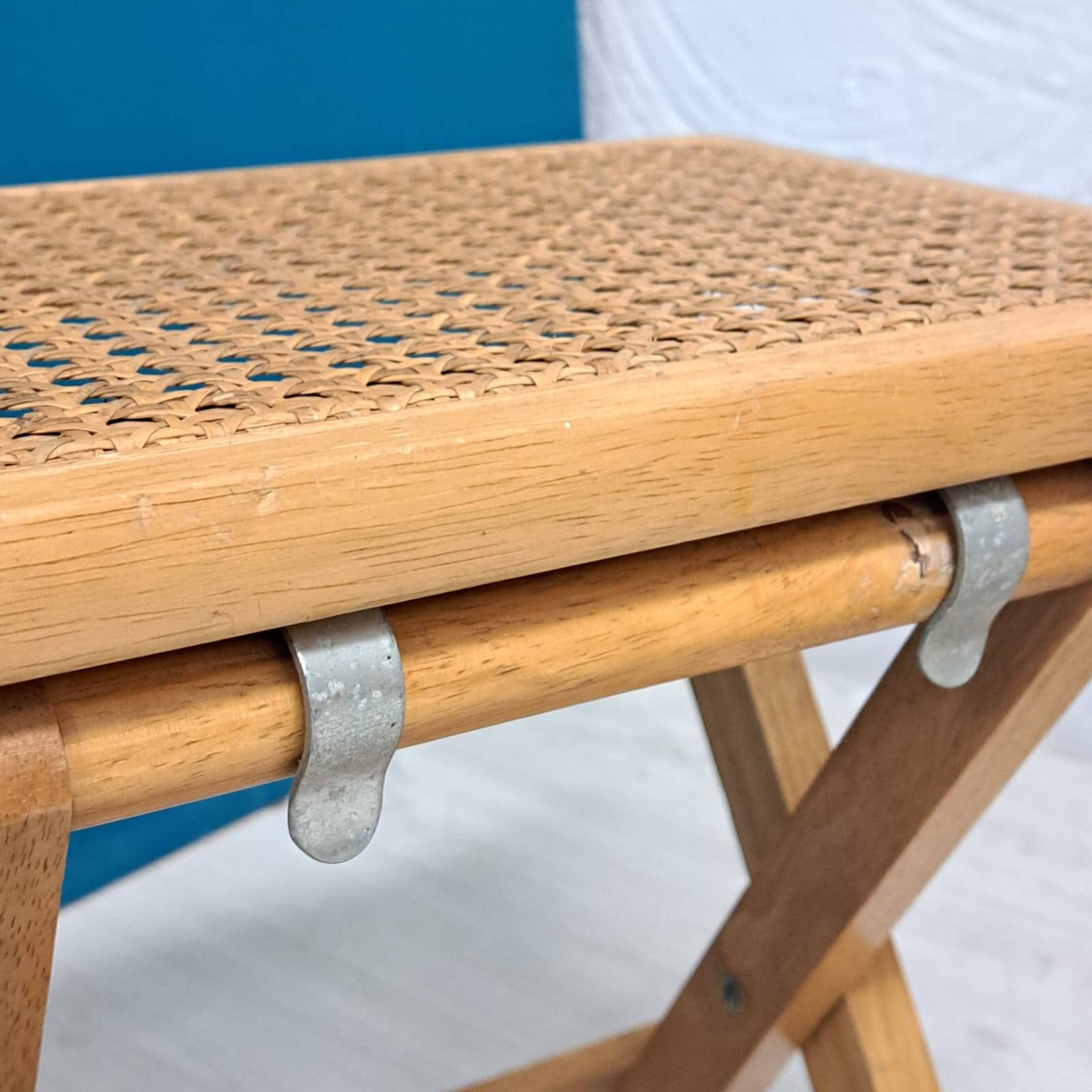 Cinq tabourets viennois vintage en paille