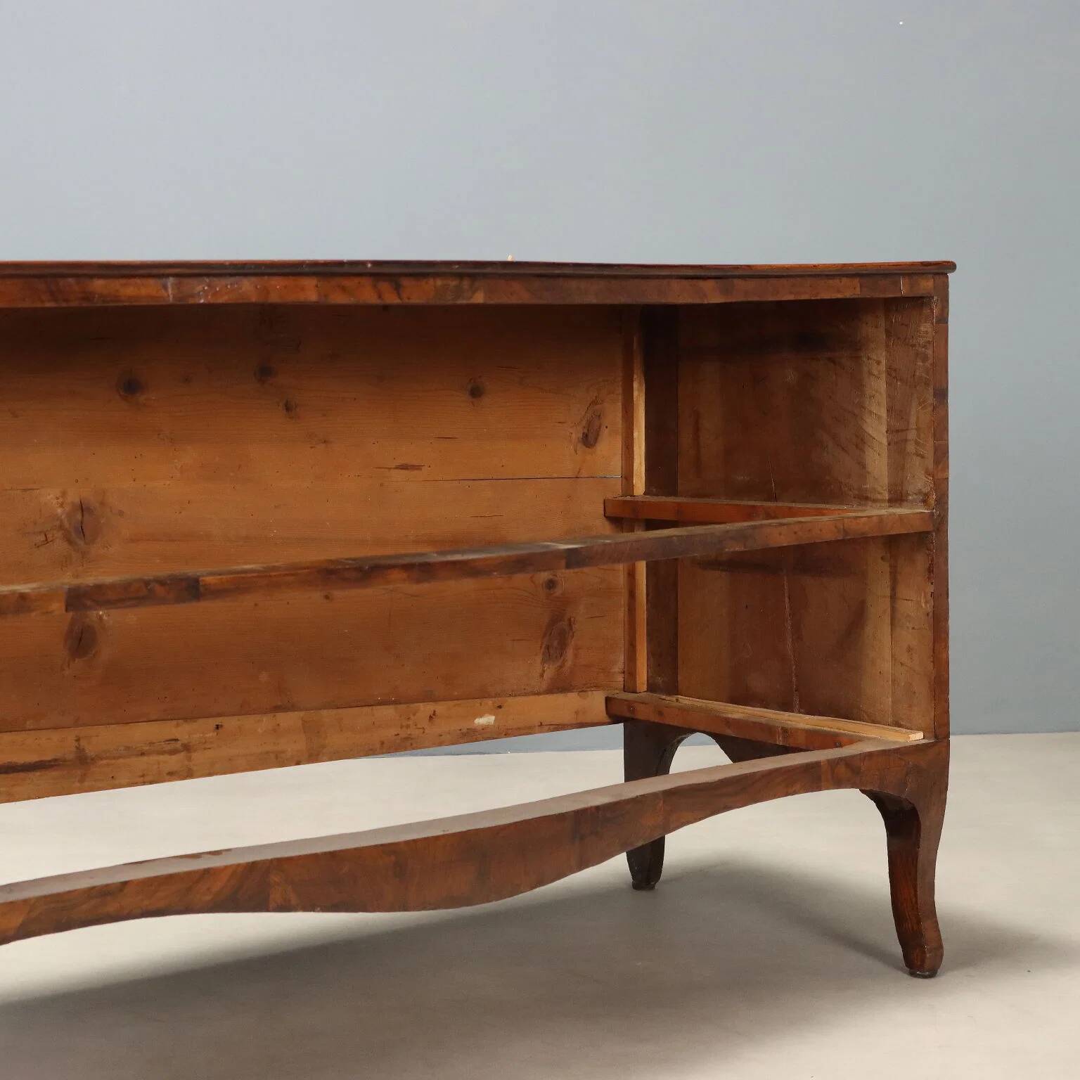 Lombard-Venetian Barocchetto commode in walnut