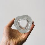 Vase en verre épais.