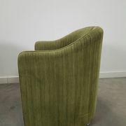 Chaises de cocktail vertes avec des roues chromées.