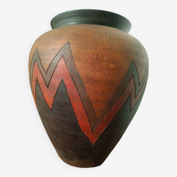 Vase aux motifs géométriques en poterie
