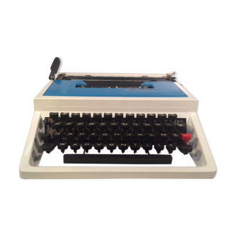 Underwood 315 portable typewriter 70