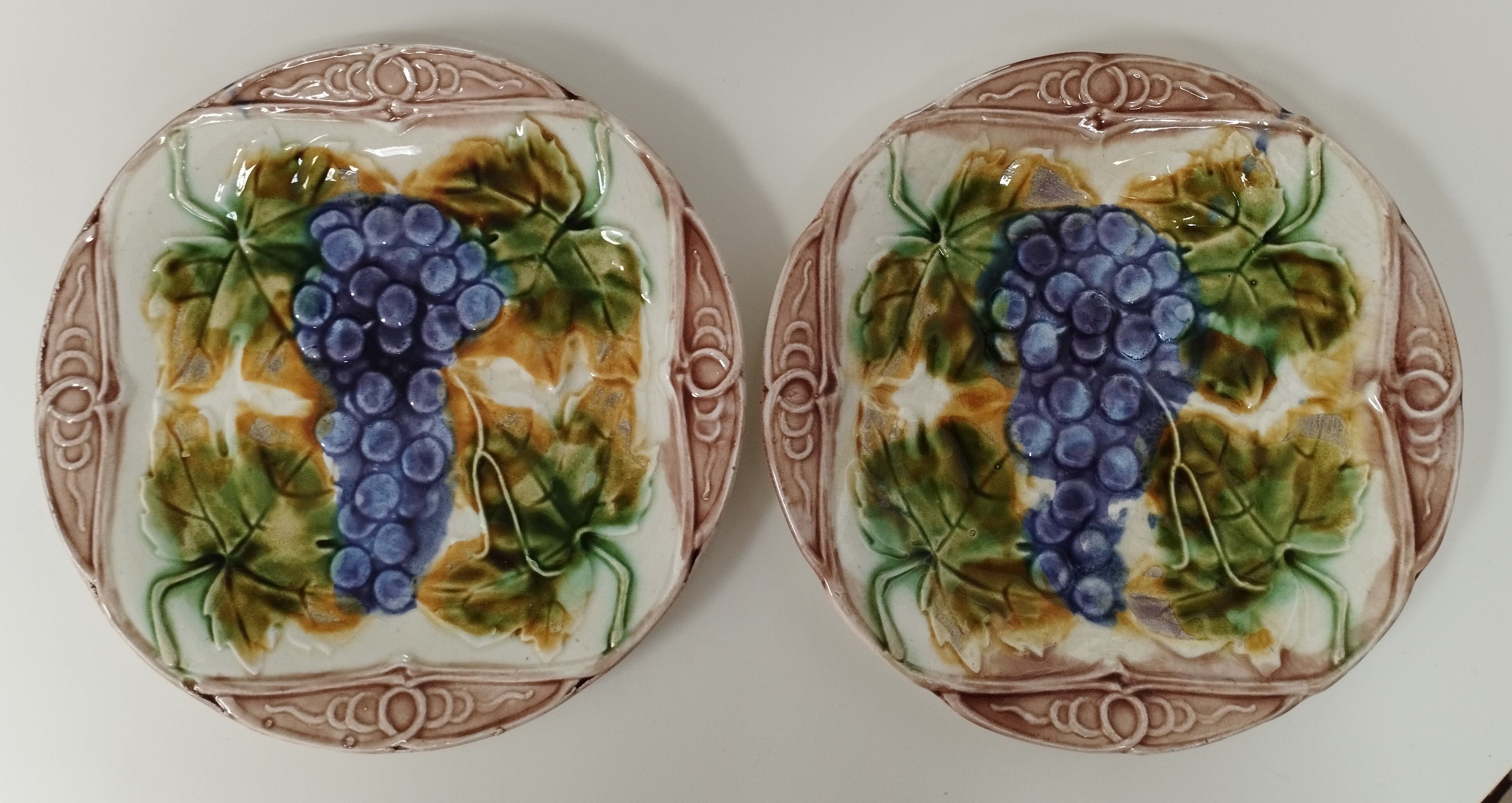 Lot de 2 assiettes en barbotine à motif raisin