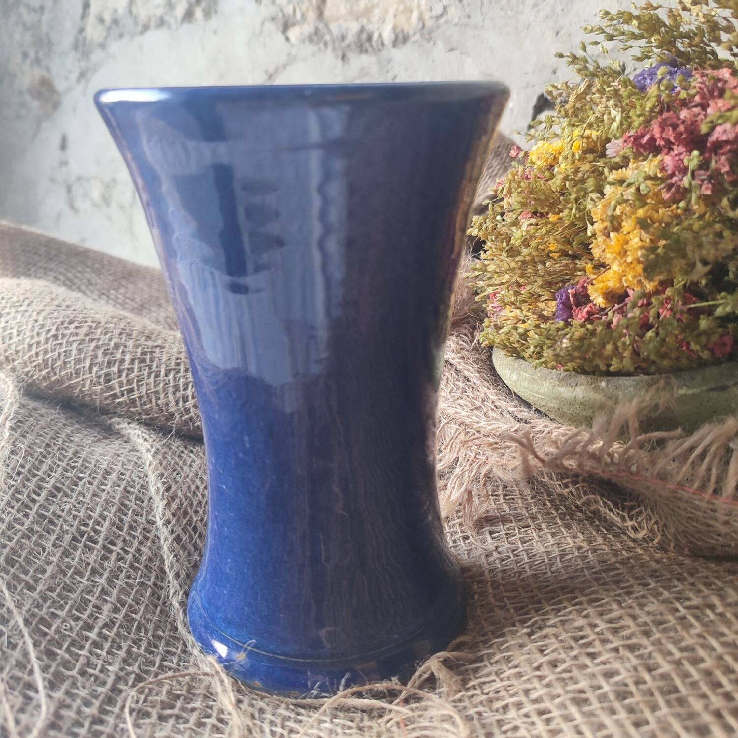 Vase diabolo artisanat Guibert à Lamoura en grès émaillé bleu cobalt