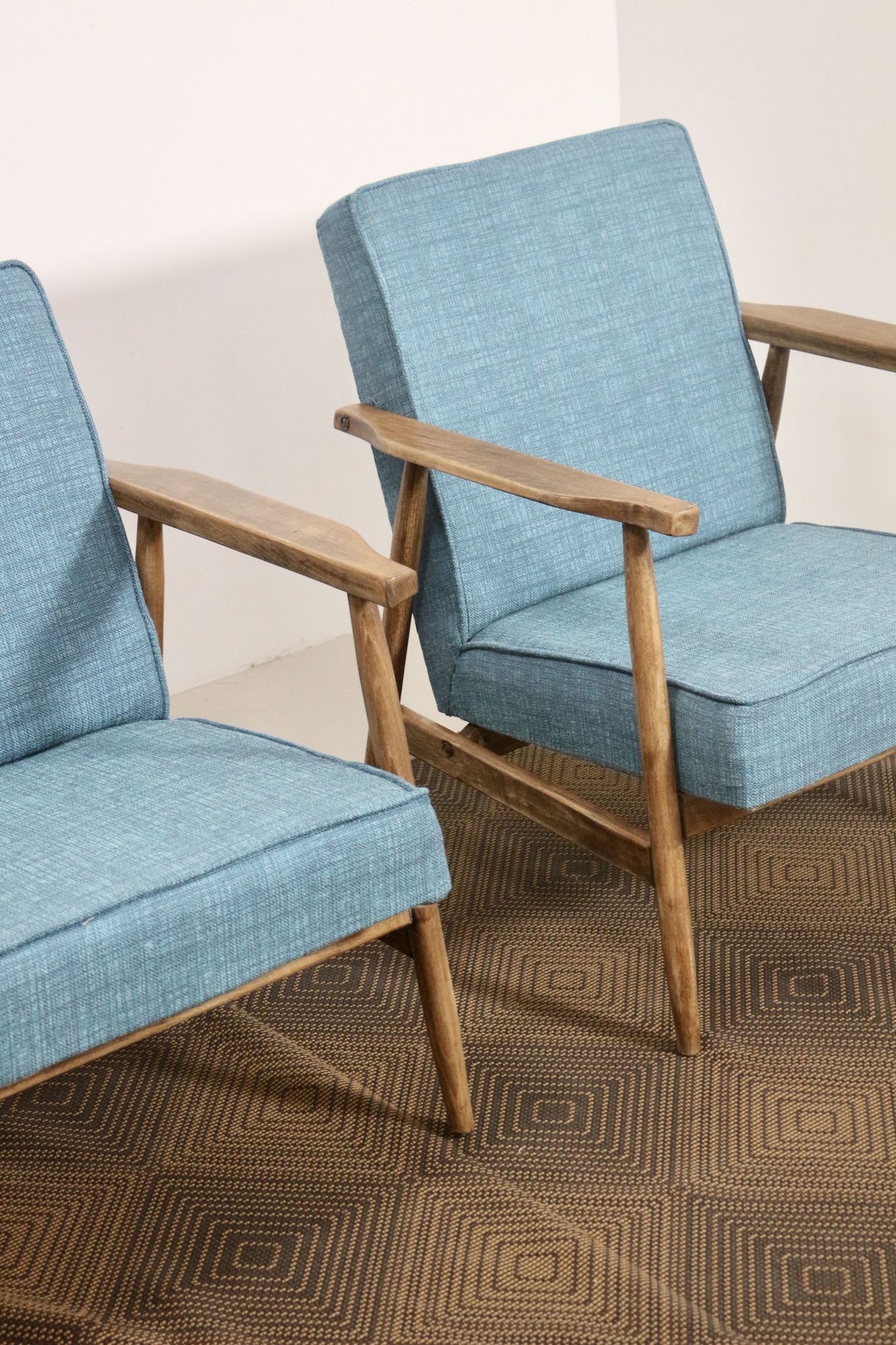 Pair of armchairs Henryk lily 300-190s 1970
