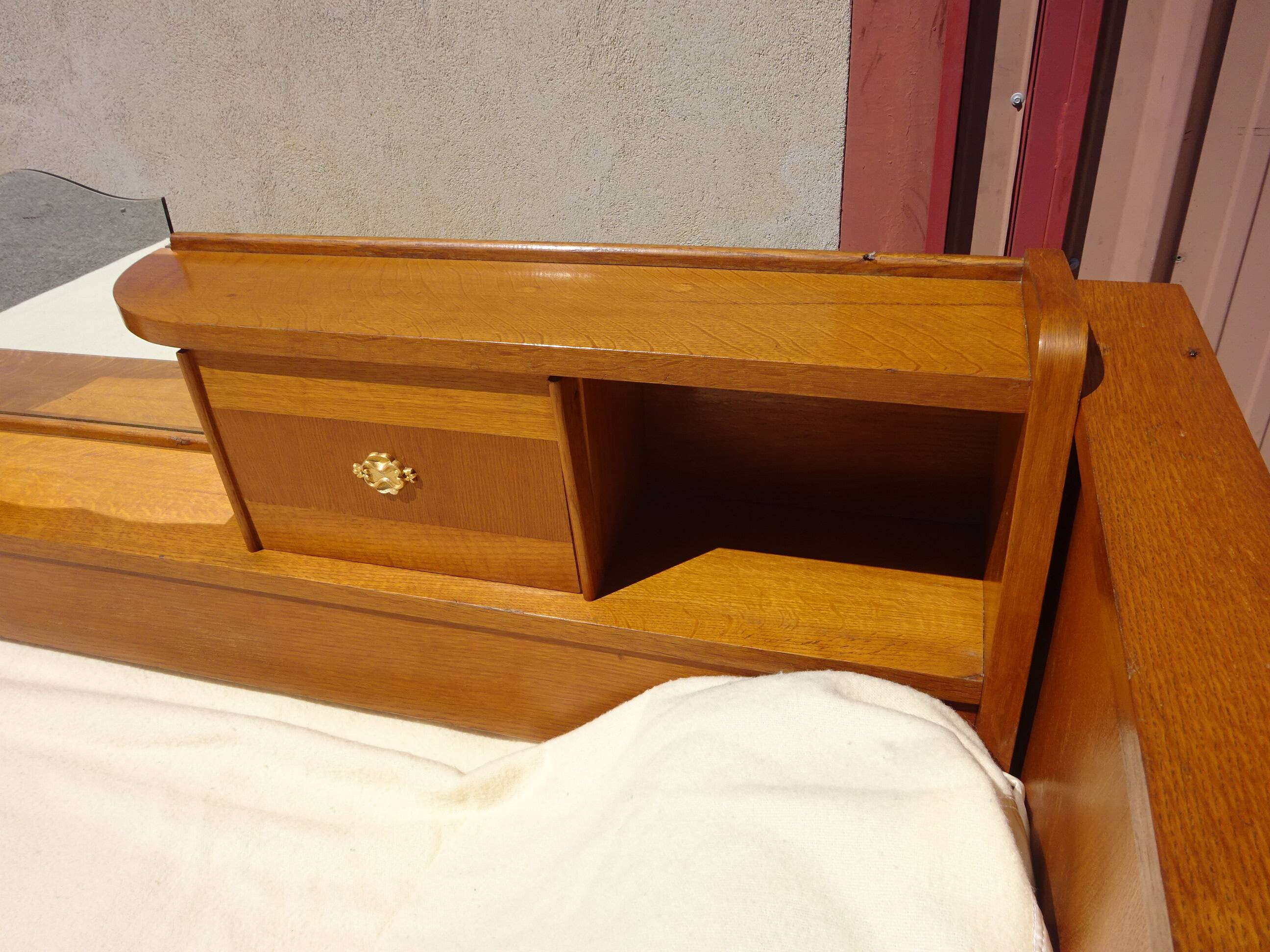 Cozy and oak headboard
