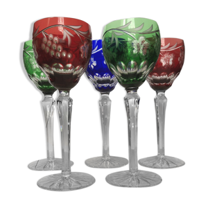 Ensemble de cinq verres à pied