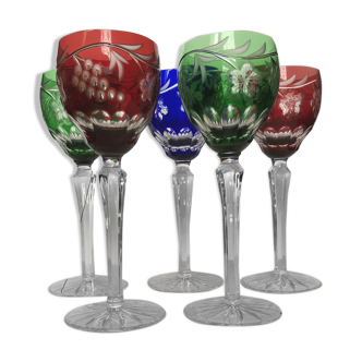 Ensemble de cinq verres à pied en cristal de couleur