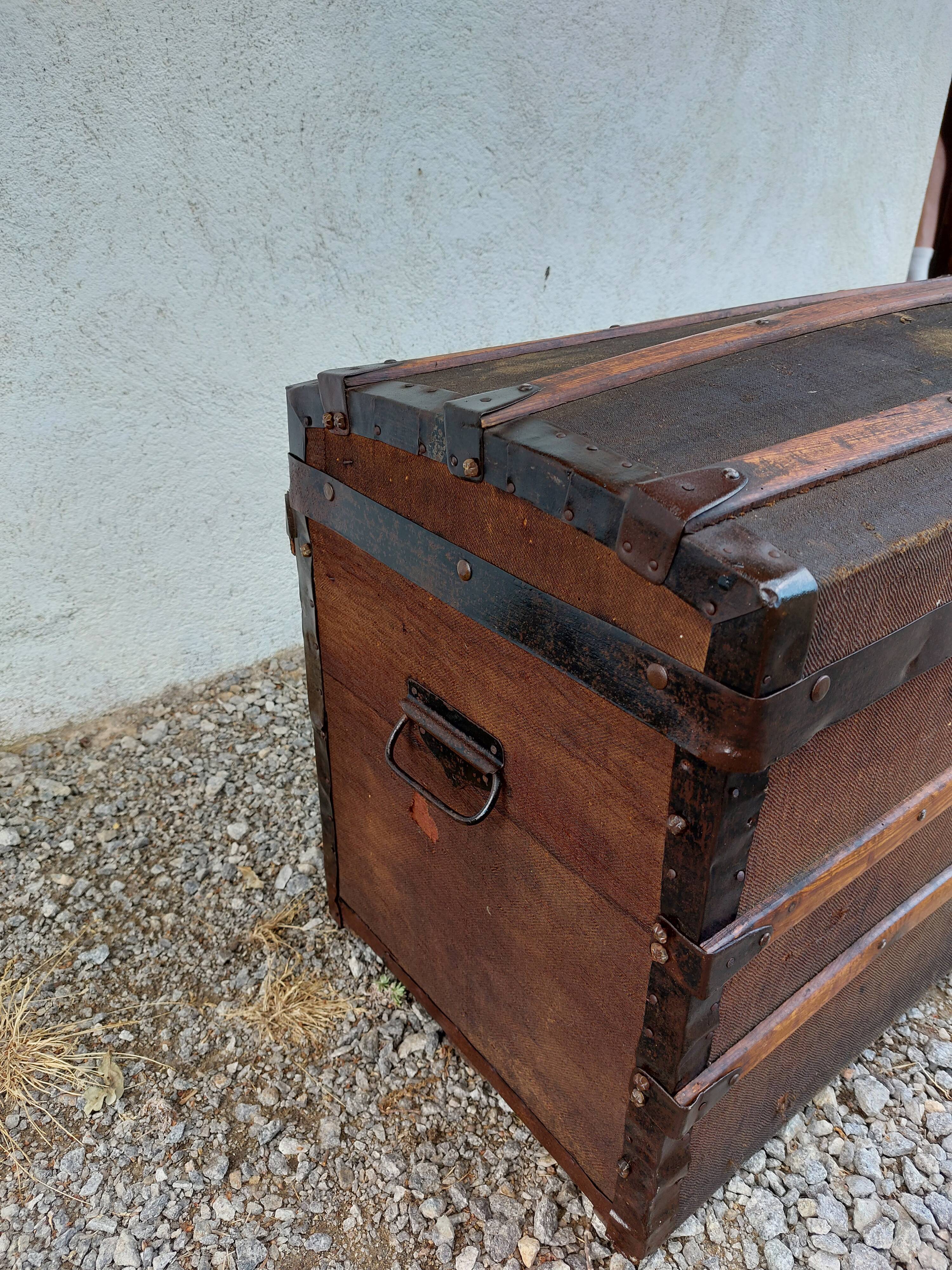 Storage trunk, trunk
