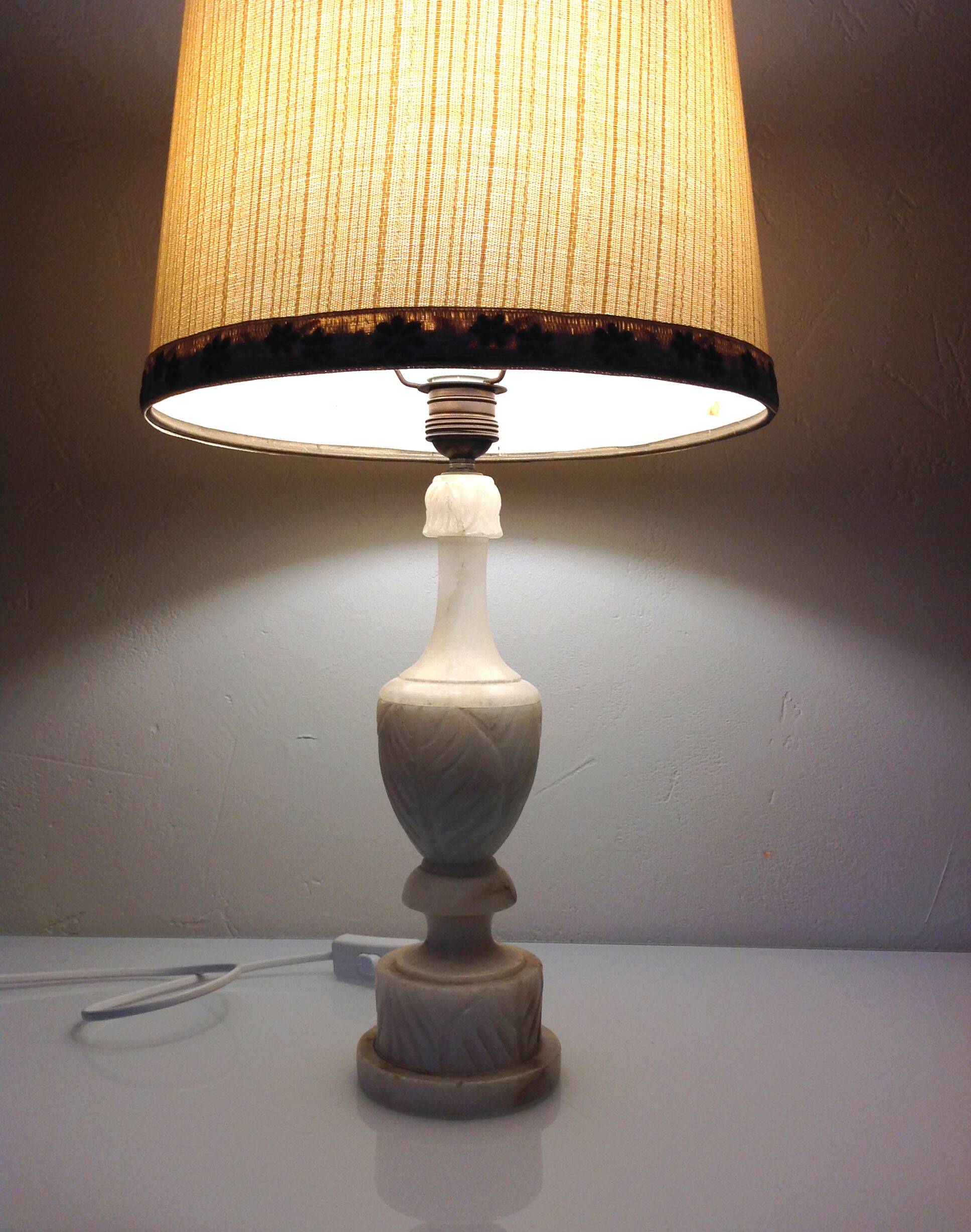 Lampe en albatre et abat jour tissu ecru / vintage années 50-60