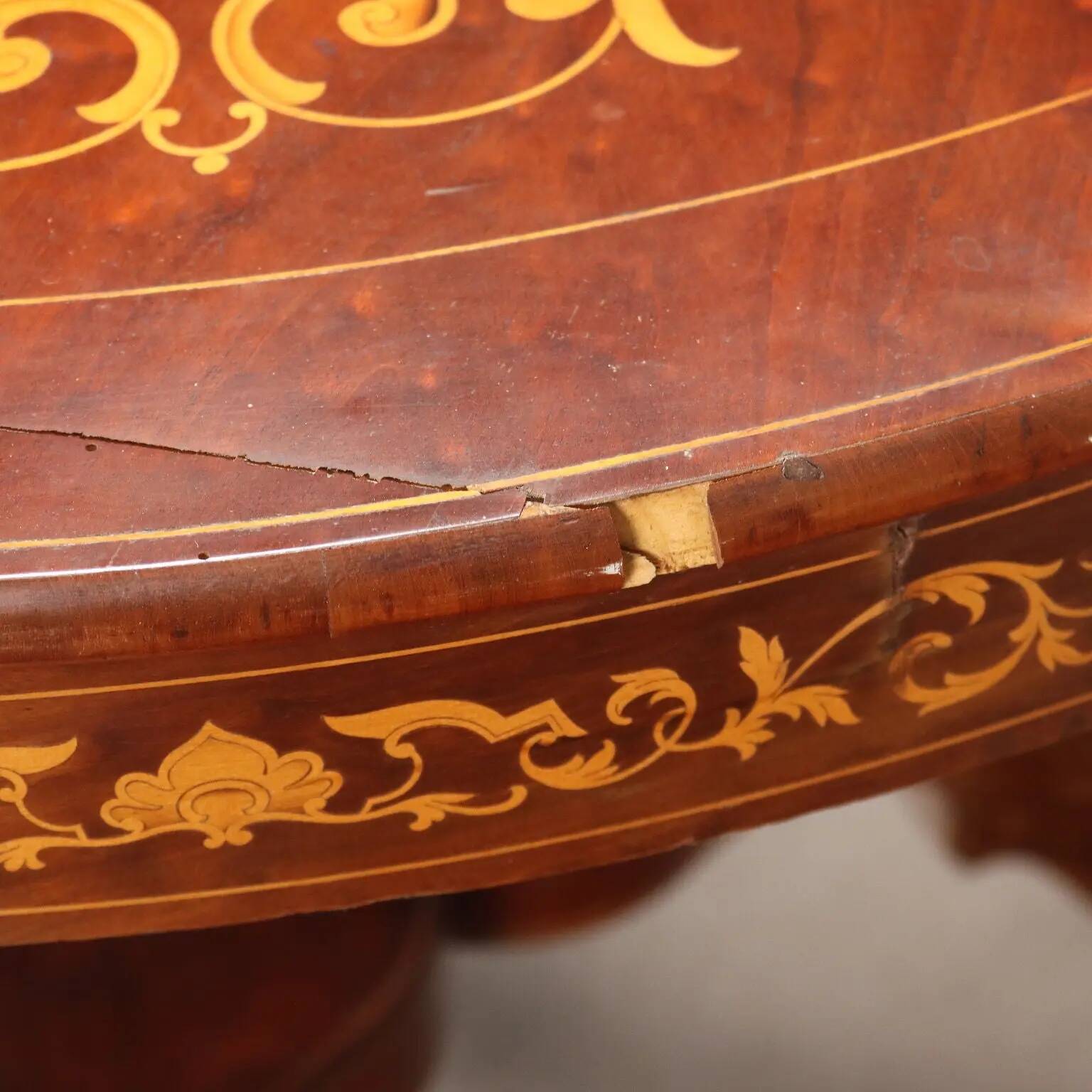 Table ancienne Charles X en acajou marqueté, Italie, XIXe siècle