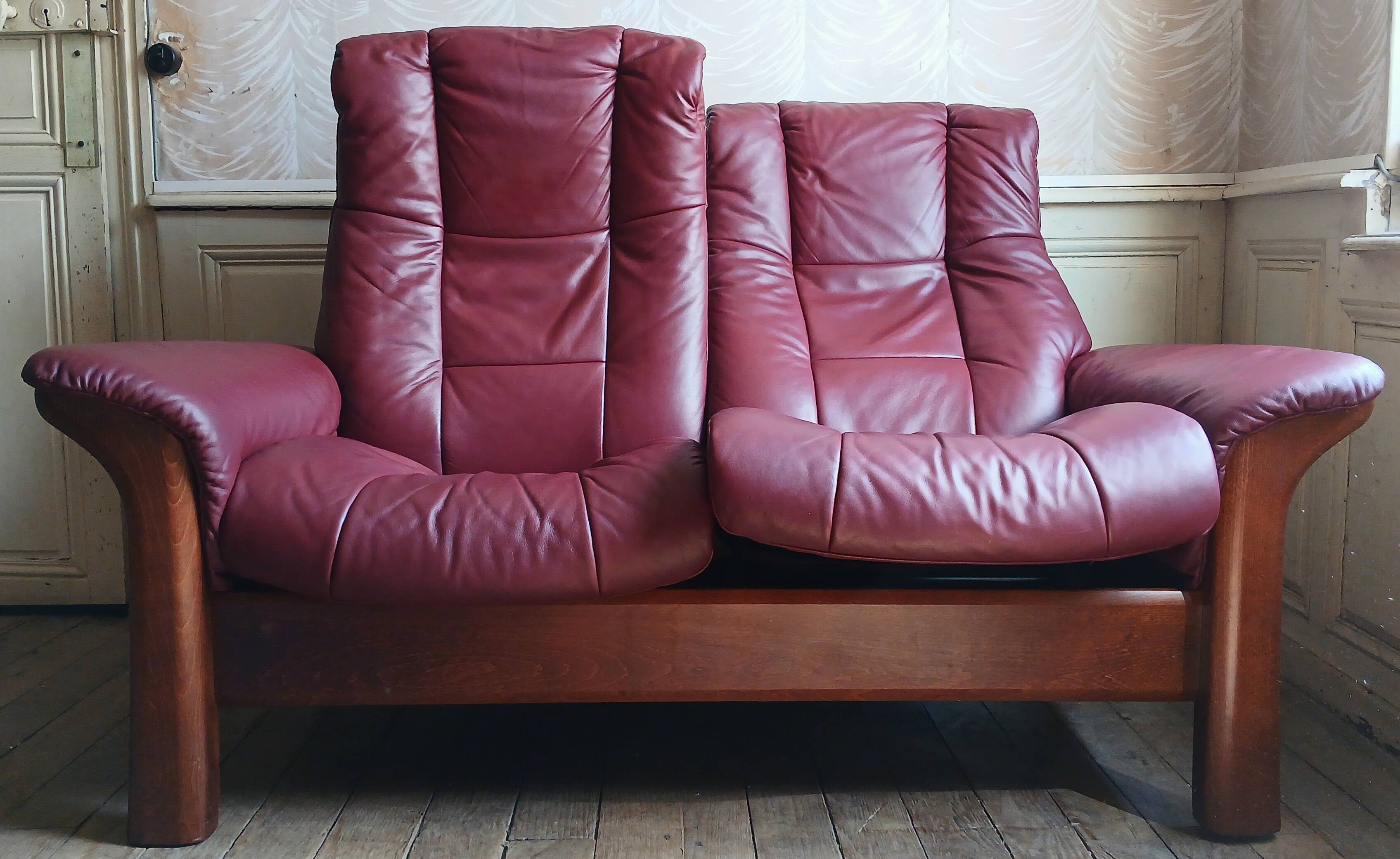Windsor Ekornes Stressless leather lounge sofa. Norway around 1990.