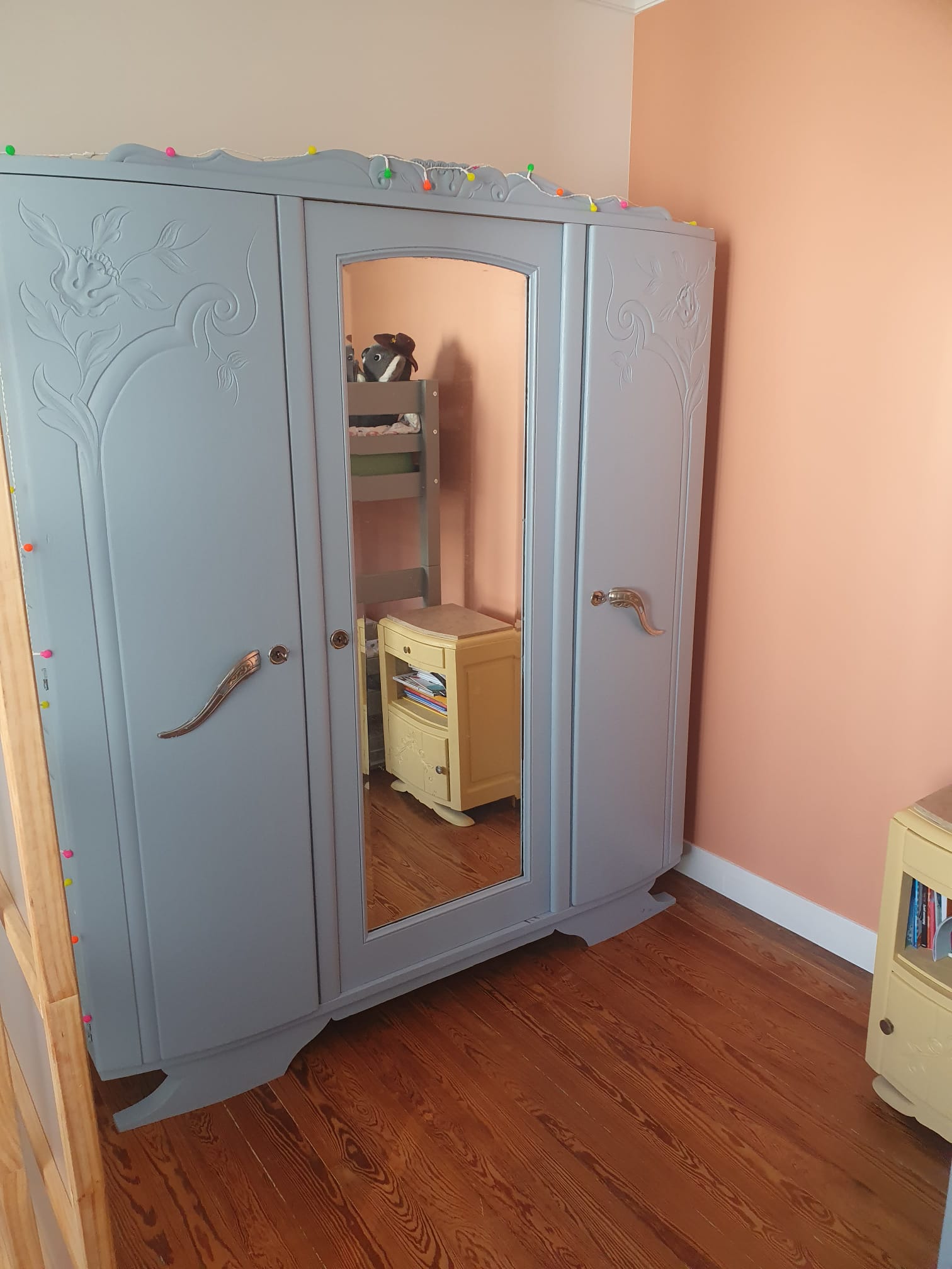 3-door cabinet 1950 solid hemp painted